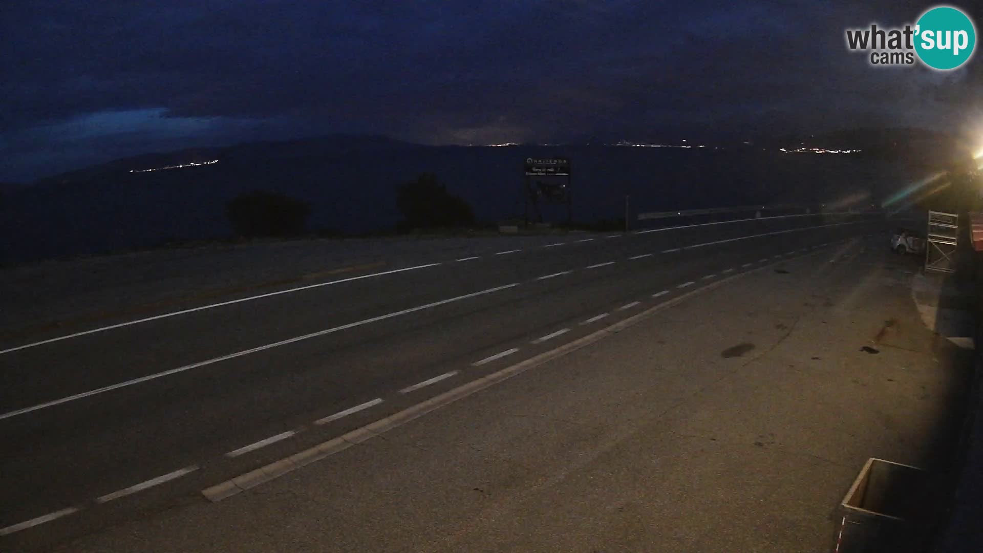 Kamera Jadranska Magistrala D8 pri SENJu – pogled na otok KRK