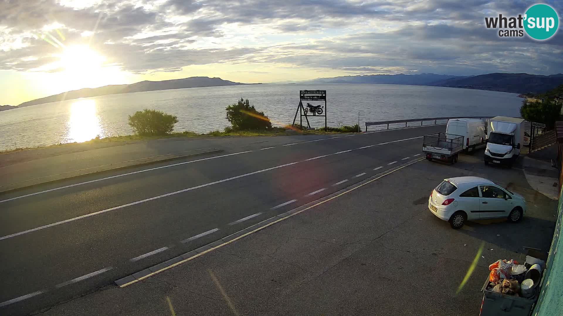 Kamera Jadranska Magistrala D8 pri SENJu – pogled na otok KRK
