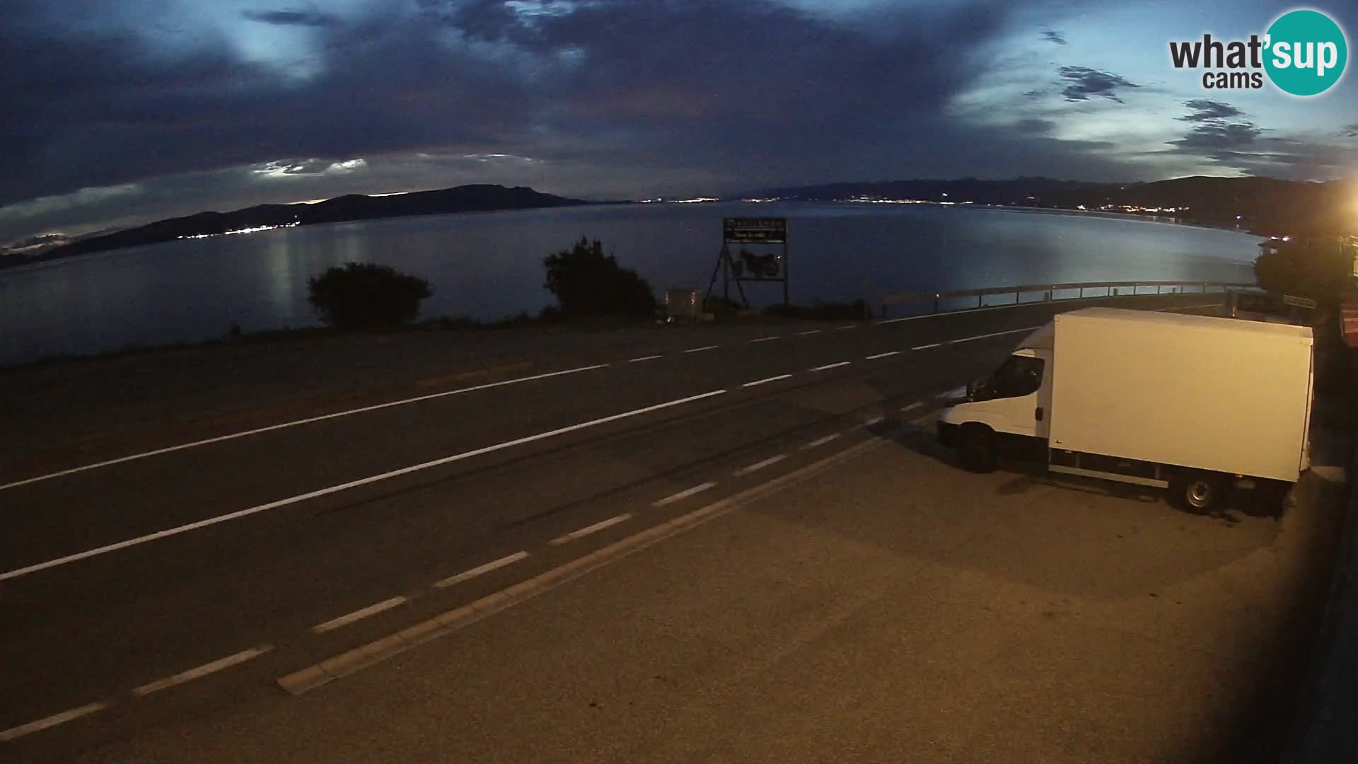 Kamera Jadranska Magistrala D8 pri SENJu – pogled na otok KRK