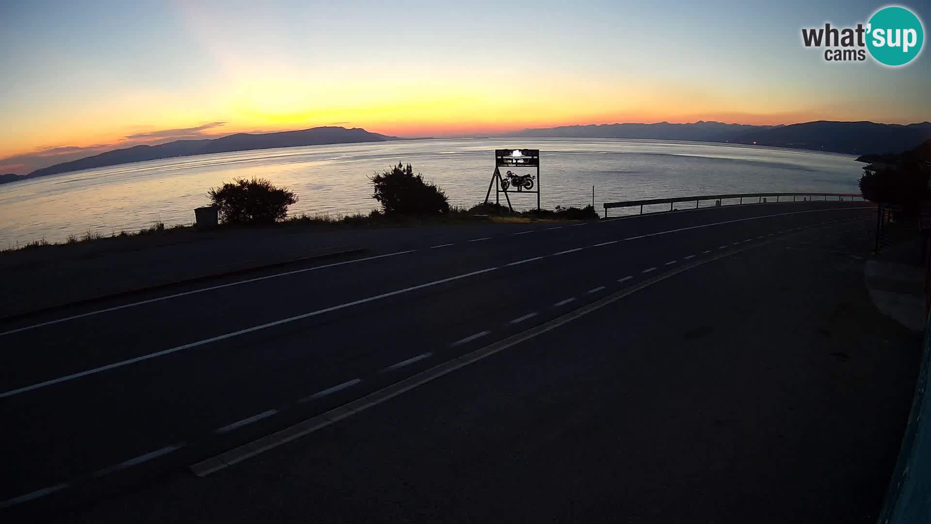 Kamera Jadranska Magistrala D8 pri SENJu – pogled na otok KRK