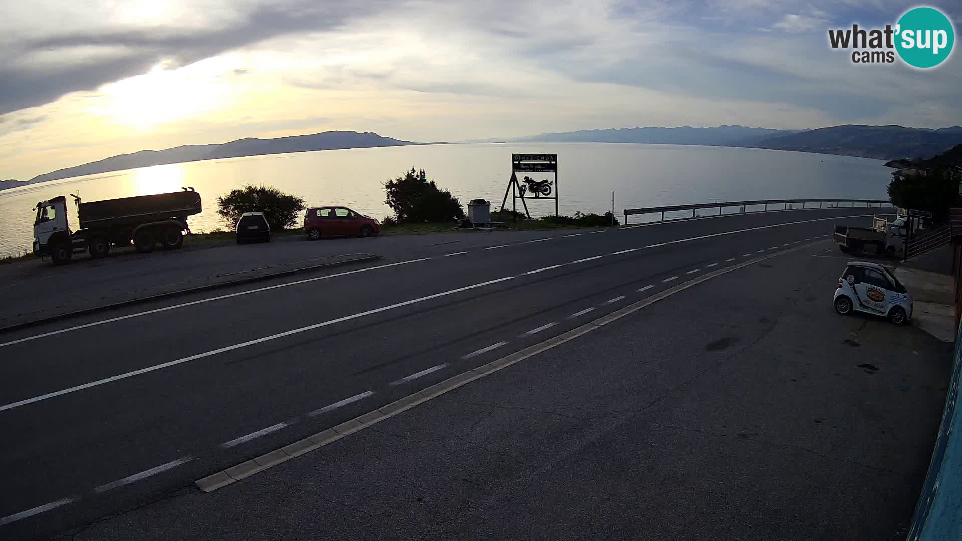 Kamera Jadranska Magistrala D8 pri SENJu – pogled na otok KRK