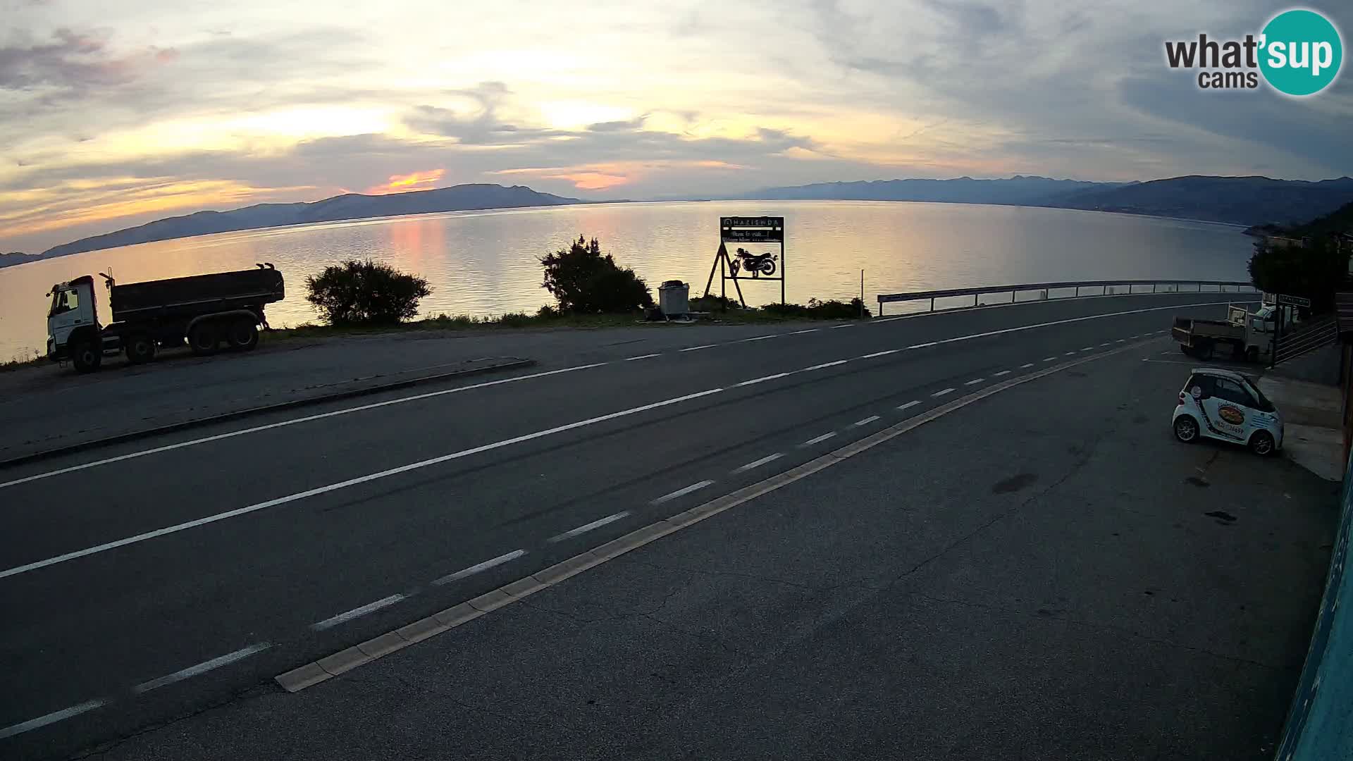 Kamera Jadranska Magistrala D8 pri SENJu – pogled na otok KRK