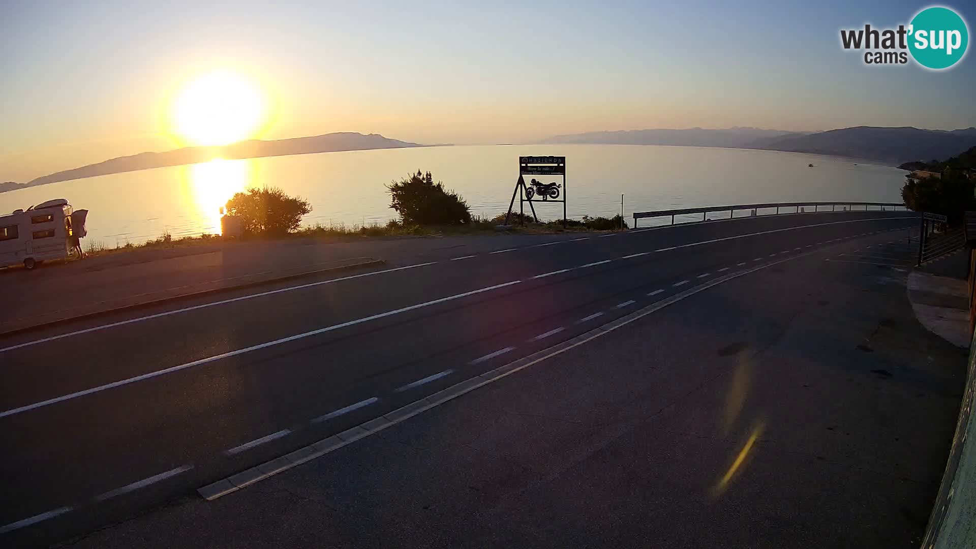 Kamera Jadranska Magistrala D8 pri SENJu – pogled na otok KRK