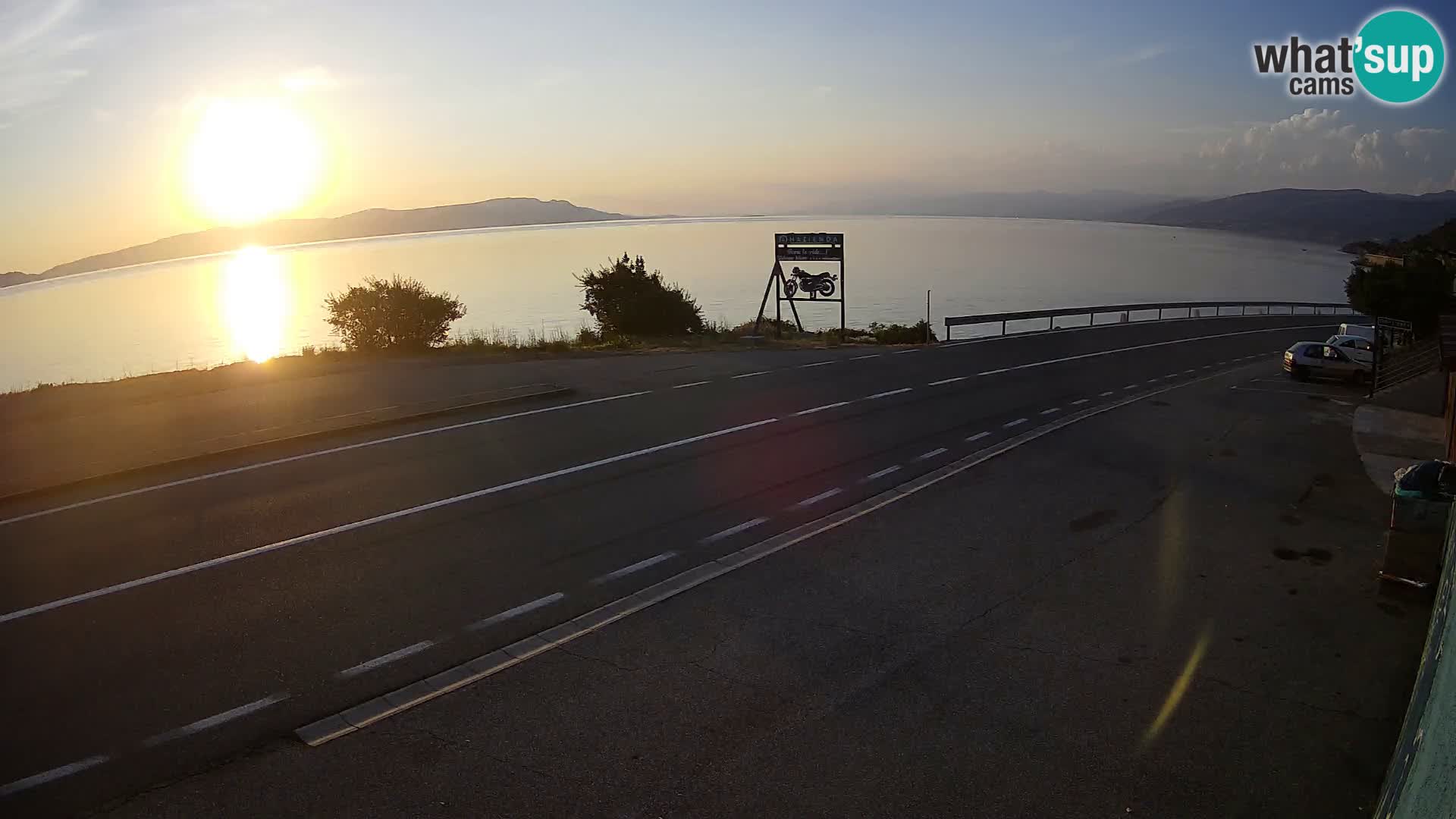 Kamera Jadranska Magistrala D8 pri SENJu – pogled na otok KRK