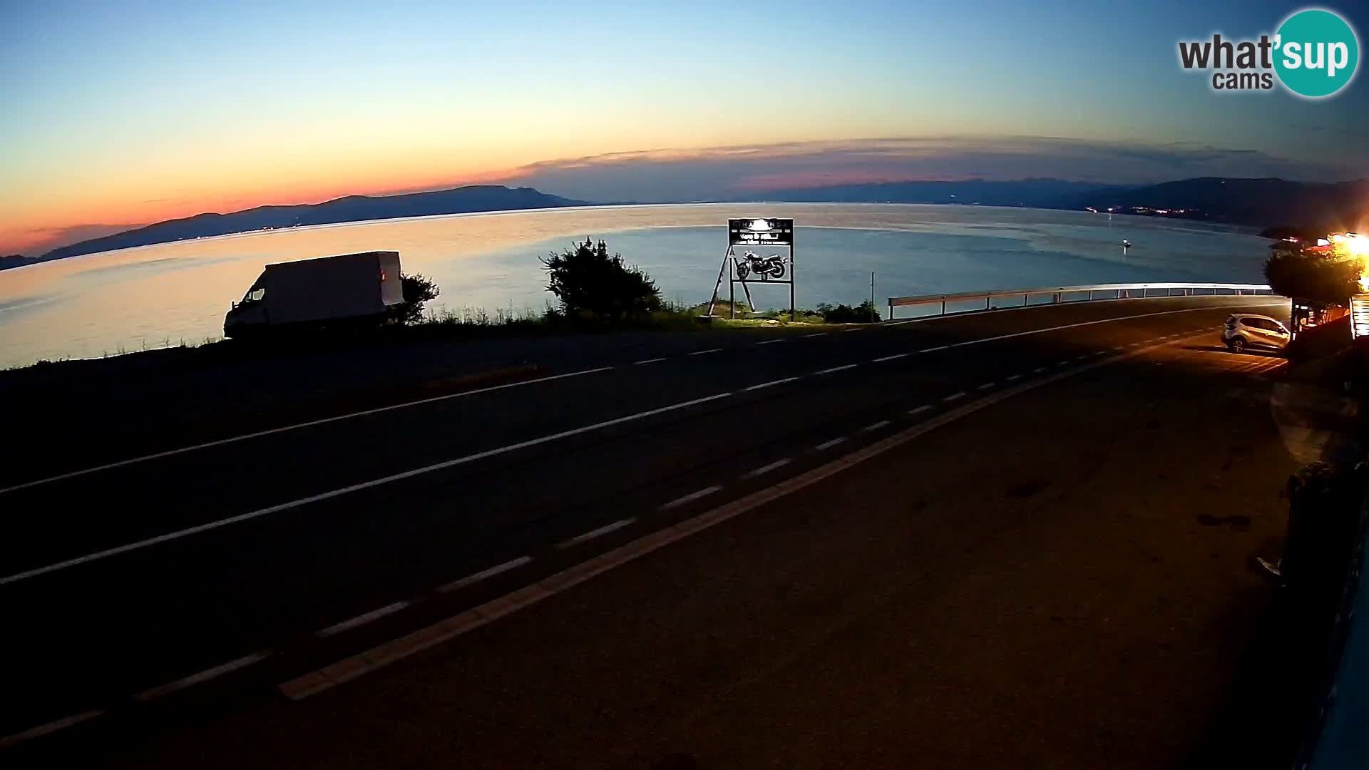 Kamera Jadranska Magistrala D8 pri SENJu – pogled na otok KRK