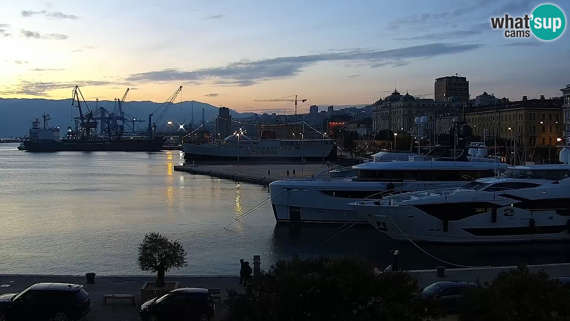 Riva in Marina v Reki – Spletna kamera v živo Hrvaška