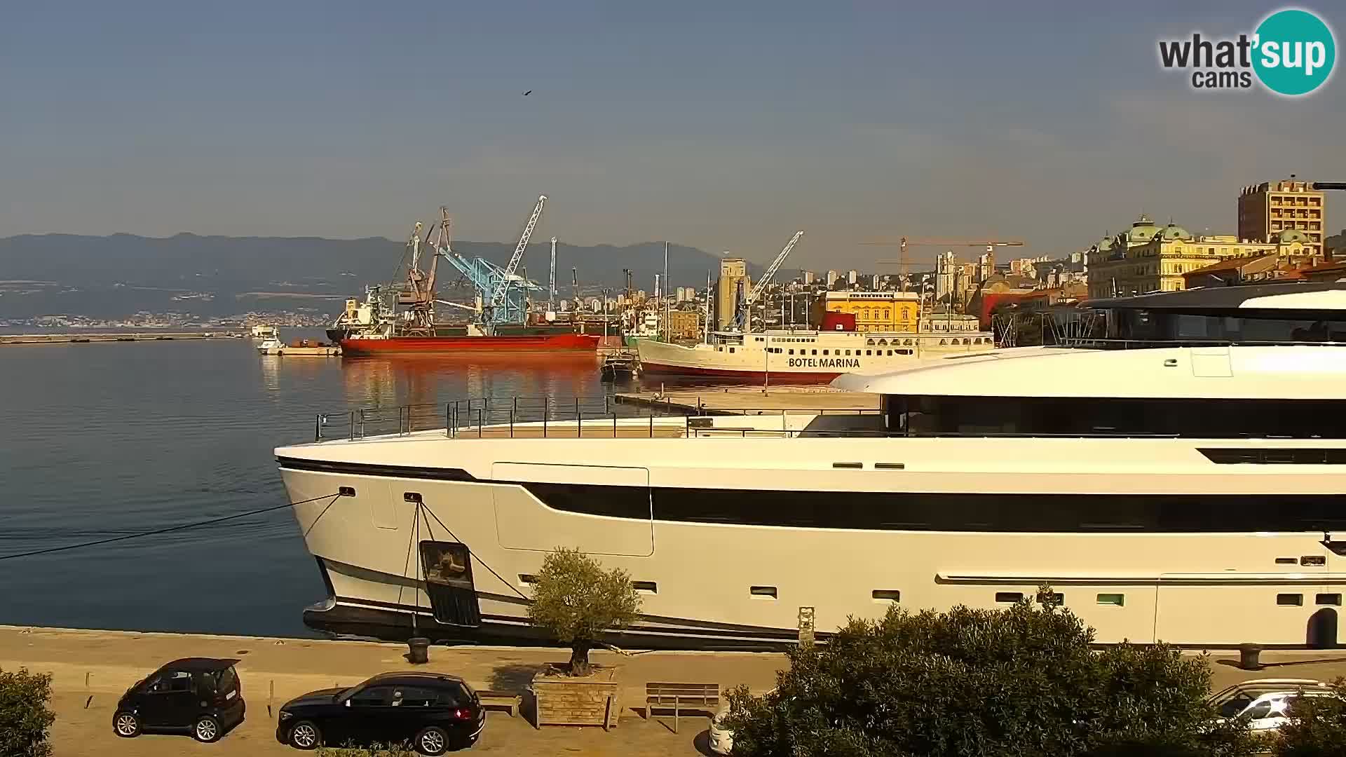 Riva in Marina v Reki – Spletna kamera v živo Hrvaška