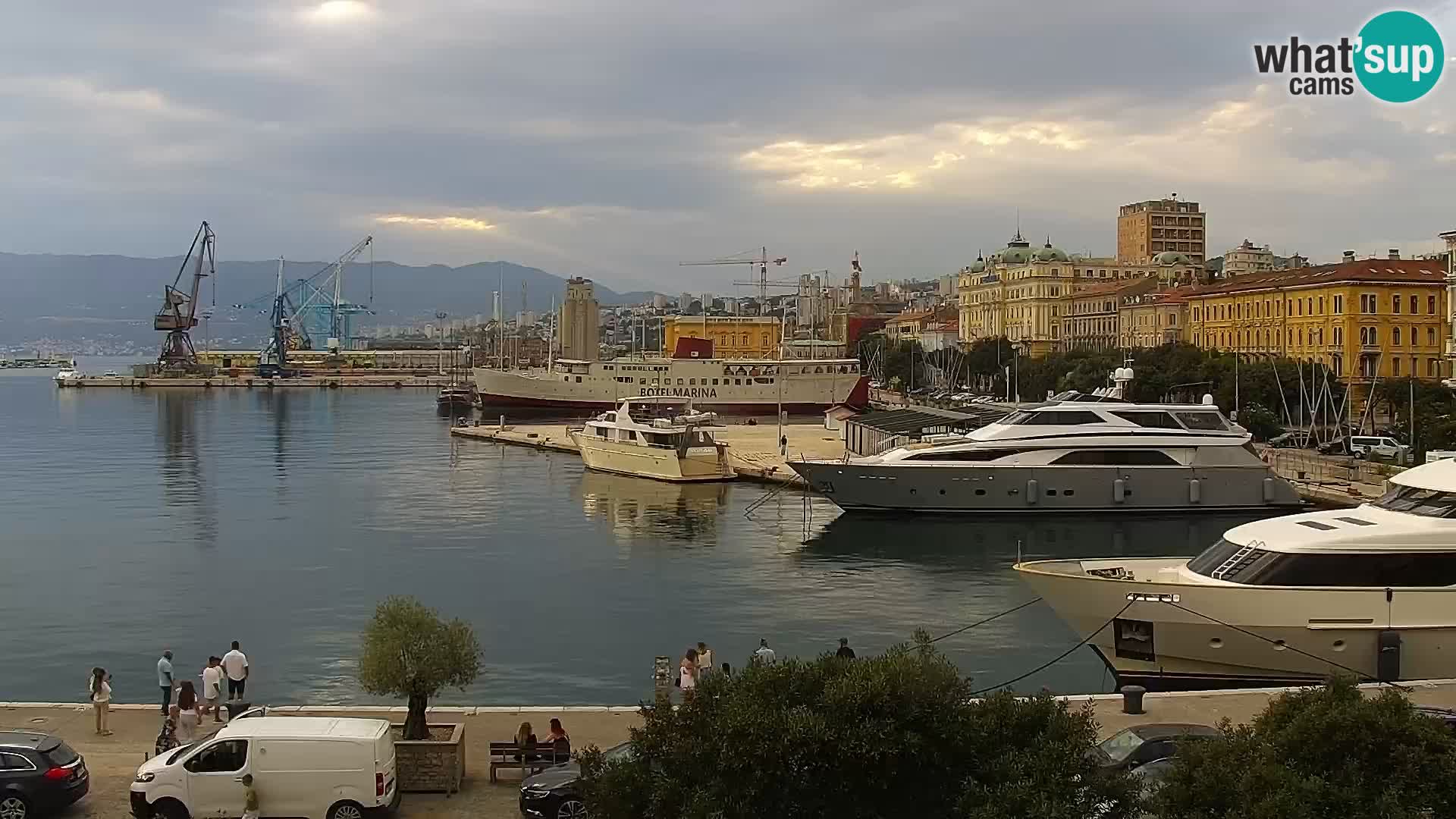 Riva in Marina v Reki – Spletna kamera v živo Hrvaška