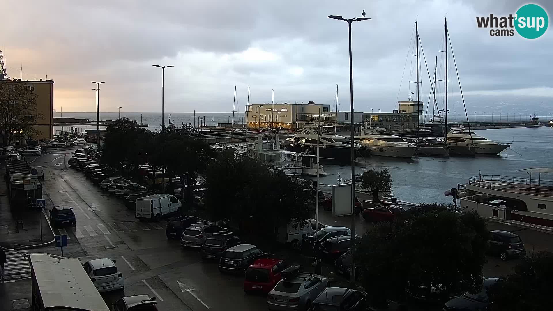 Riva in Marina v Reki – Spletna kamera v živo Hrvaška