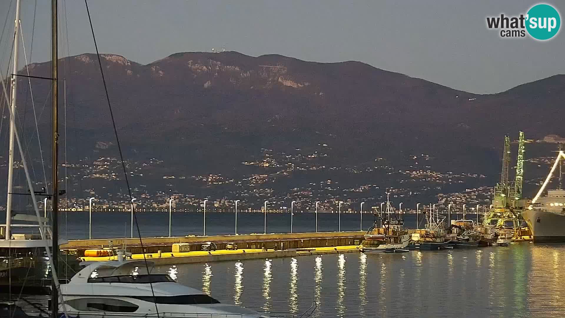 Riva in Marina v Reki – Spletna kamera v živo Hrvaška