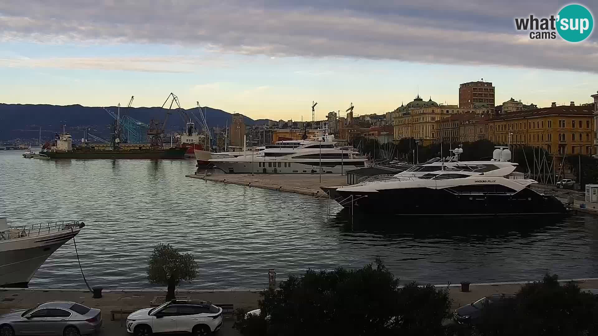 Riva in Marina v Reki – Spletna kamera v živo Hrvaška