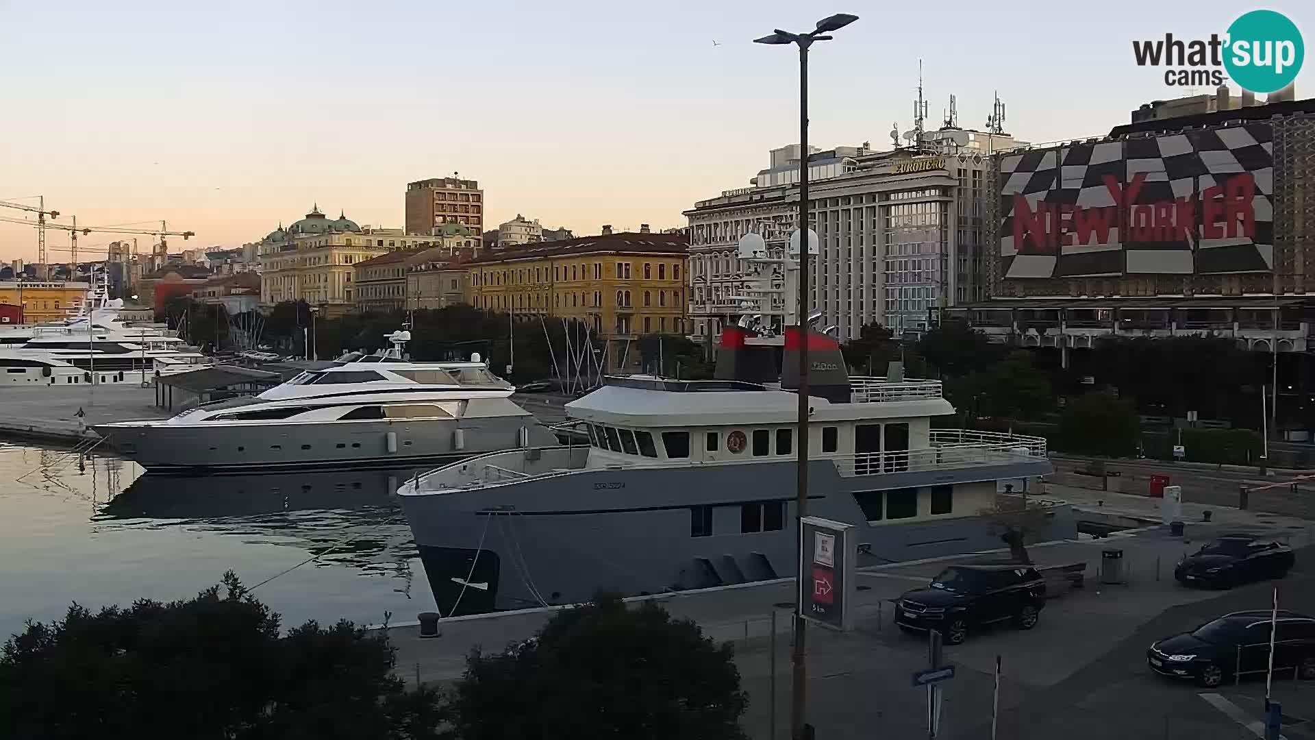 Riva in Marina v Reki – Spletna kamera v živo Hrvaška