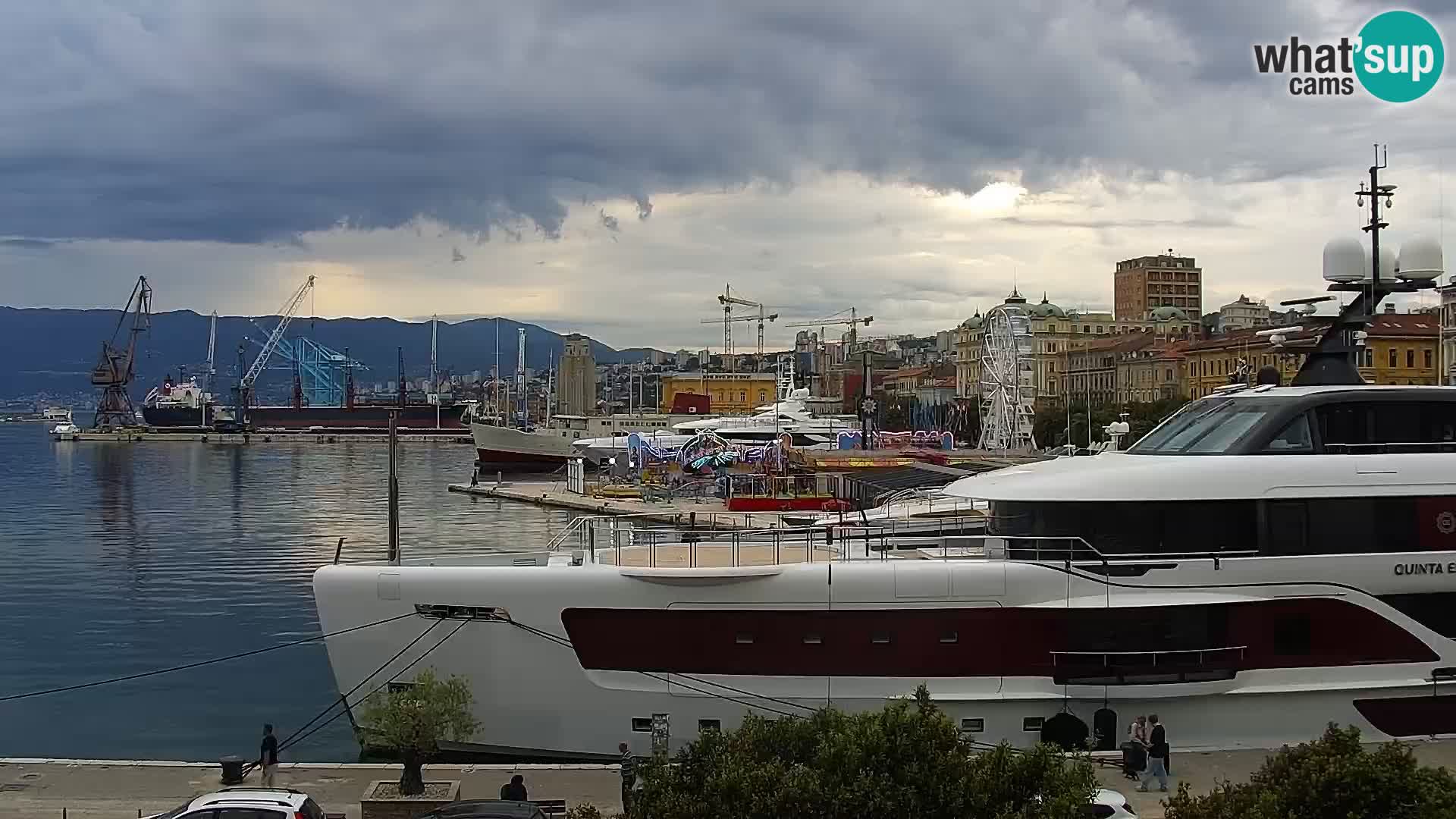 Riva in Marina v Reki – Spletna kamera v živo Hrvaška