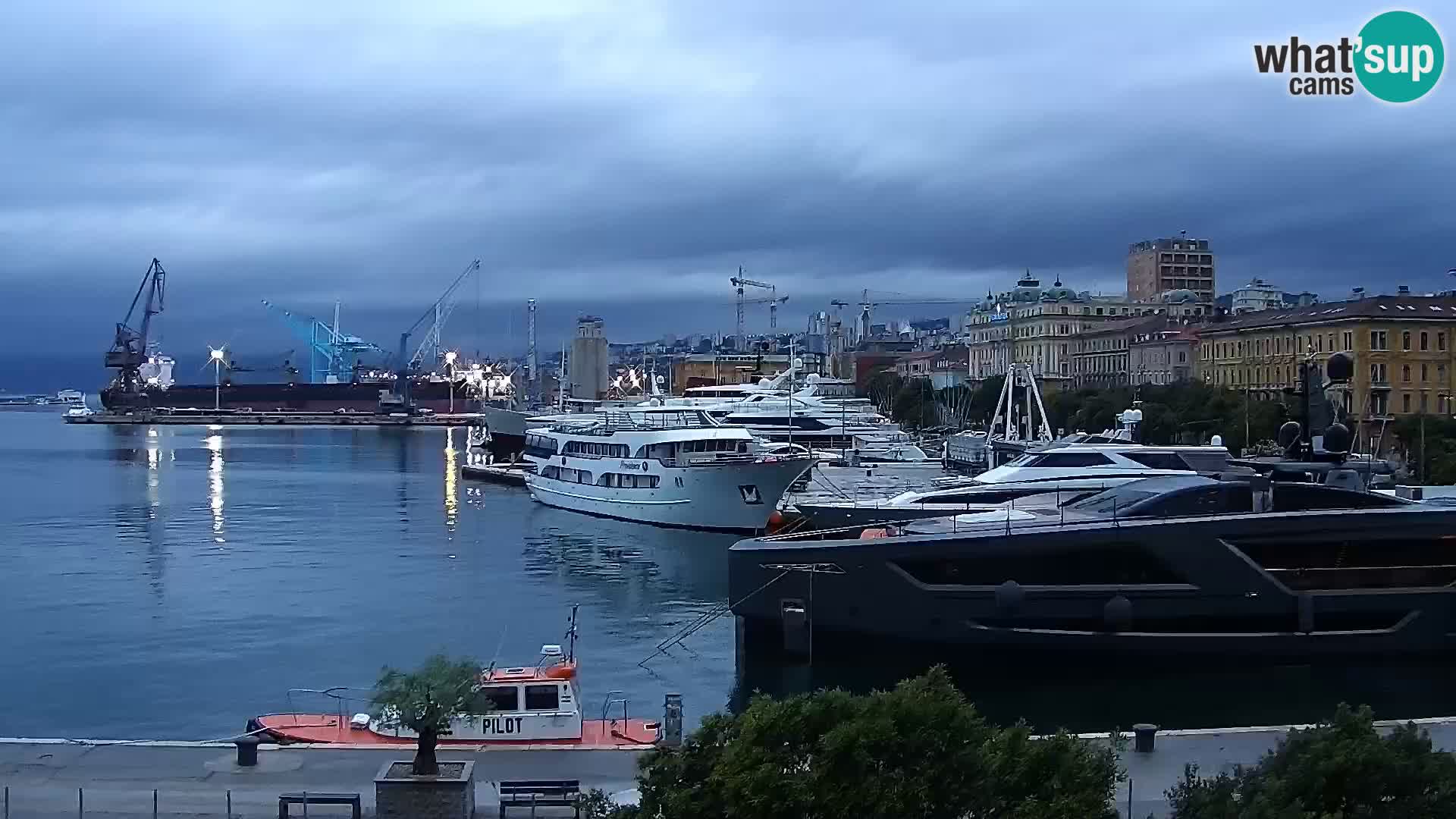 Riva in Marina v Reki – Spletna kamera v živo Hrvaška