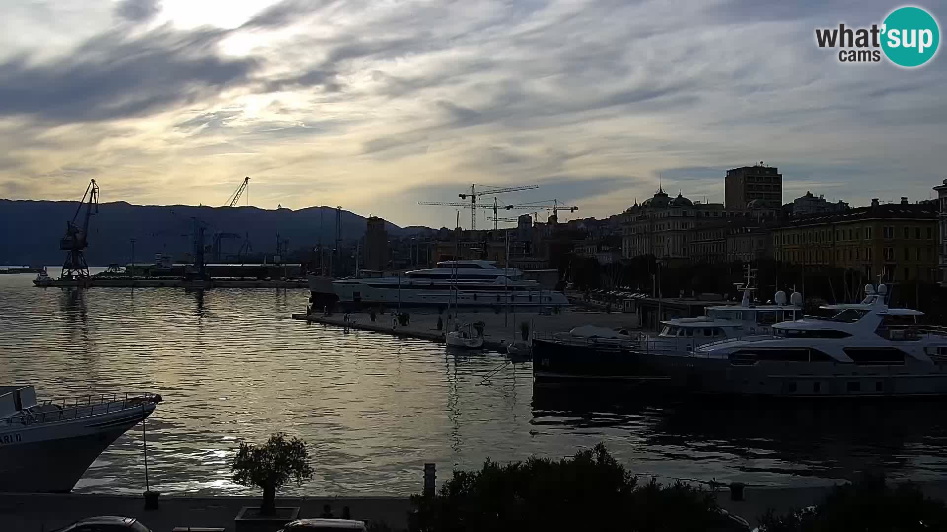 Riva in Marina v Reki – Spletna kamera v živo Hrvaška