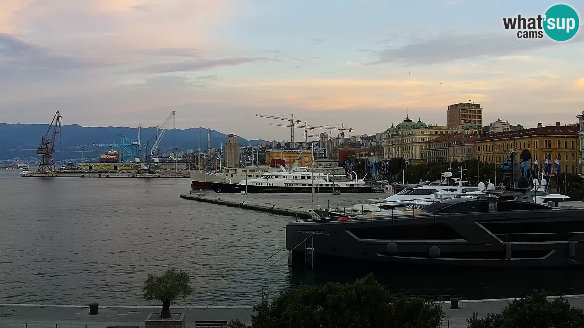 Riva in Marina v Reki – Spletna kamera v živo Hrvaška
