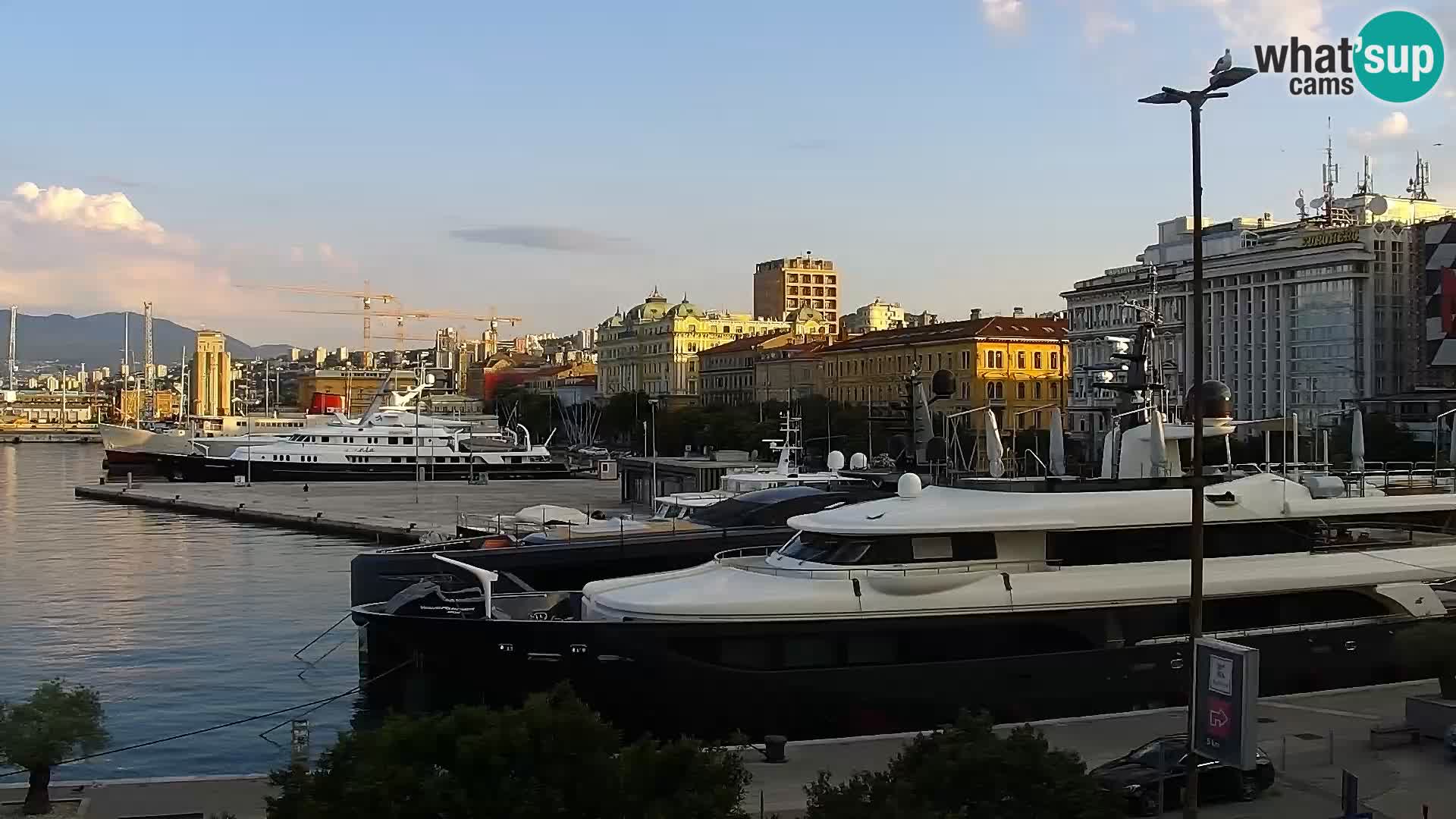 Riva in Marina v Reki – Spletna kamera v živo Hrvaška