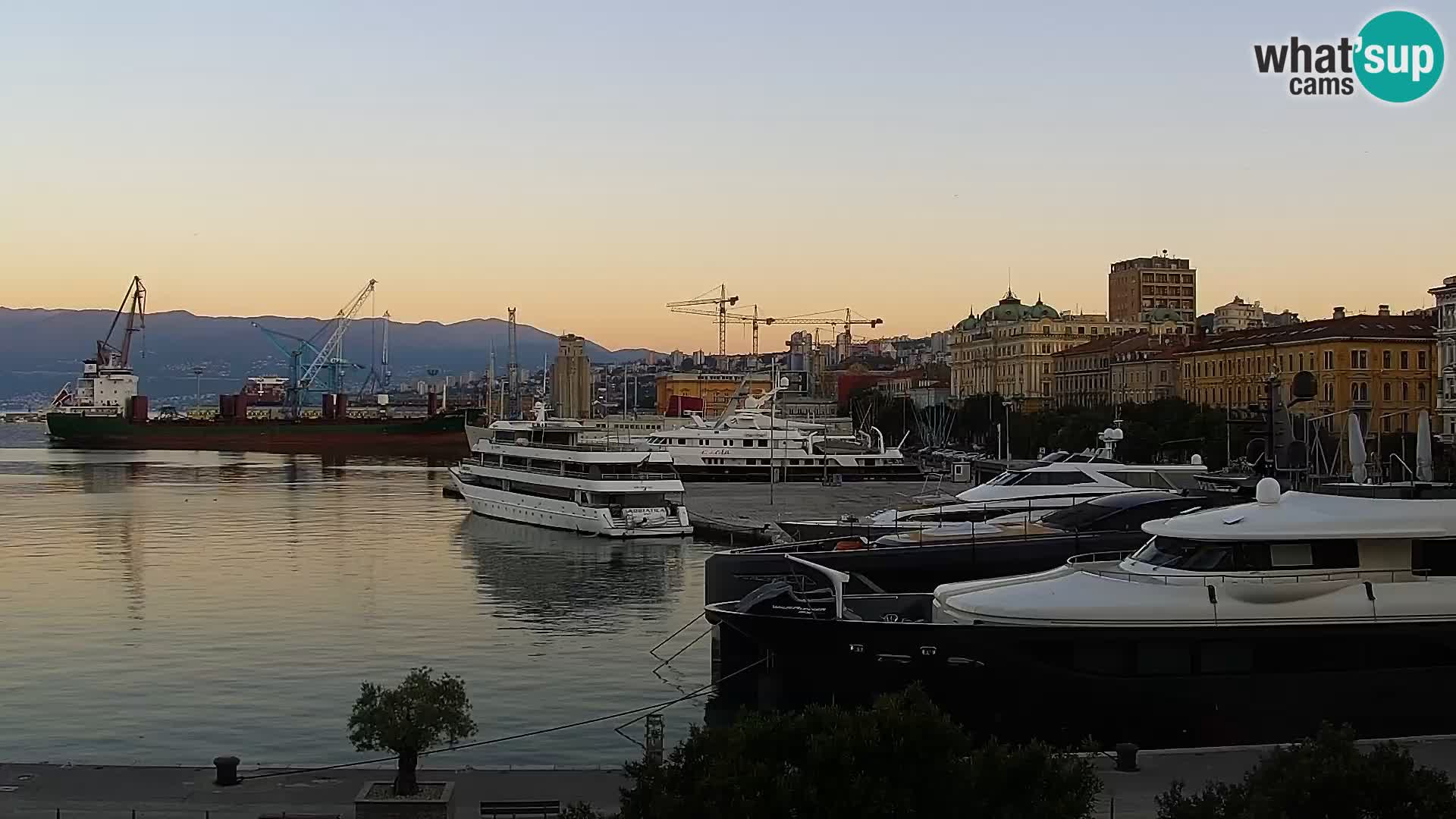 Riva in Marina v Reki – Spletna kamera v živo Hrvaška