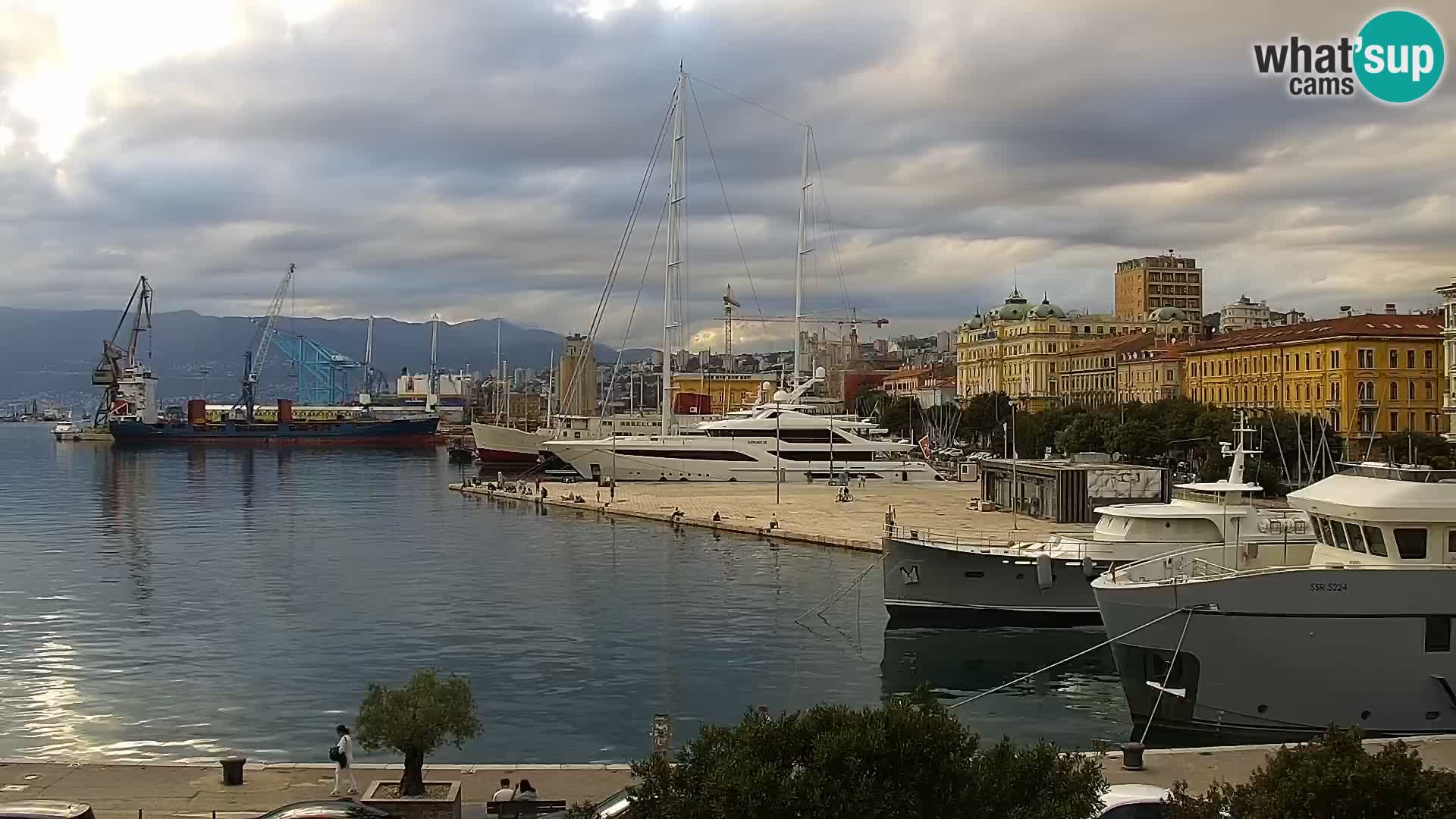 Riva in Marina v Reki – Spletna kamera v živo Hrvaška