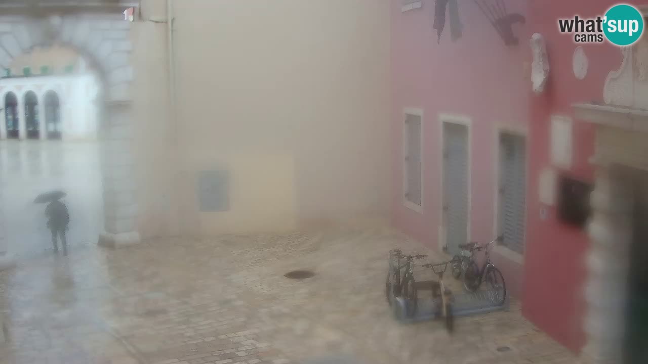 Spletna kamera v živo Rovinj – Balbijev lok “Mestna vrata” – Istra – Hrvaška