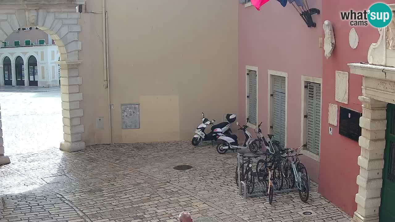 Spletna kamera v živo Rovinj – Balbijev lok “Mestna vrata” – Istra – Hrvaška