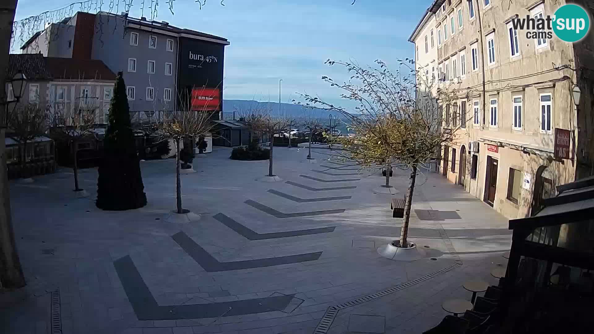 Centar grada Senja – Pavlinski trg – web kamere Dalmacija