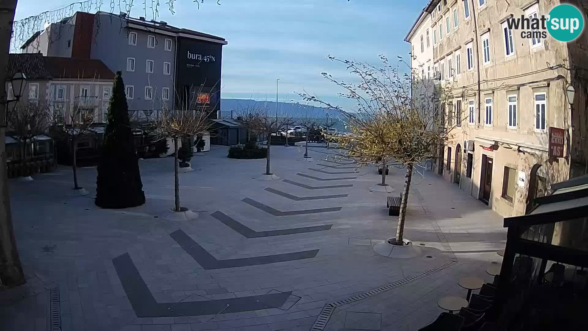 Centar grada Senja – Pavlinski trg – web kamere Dalmacija