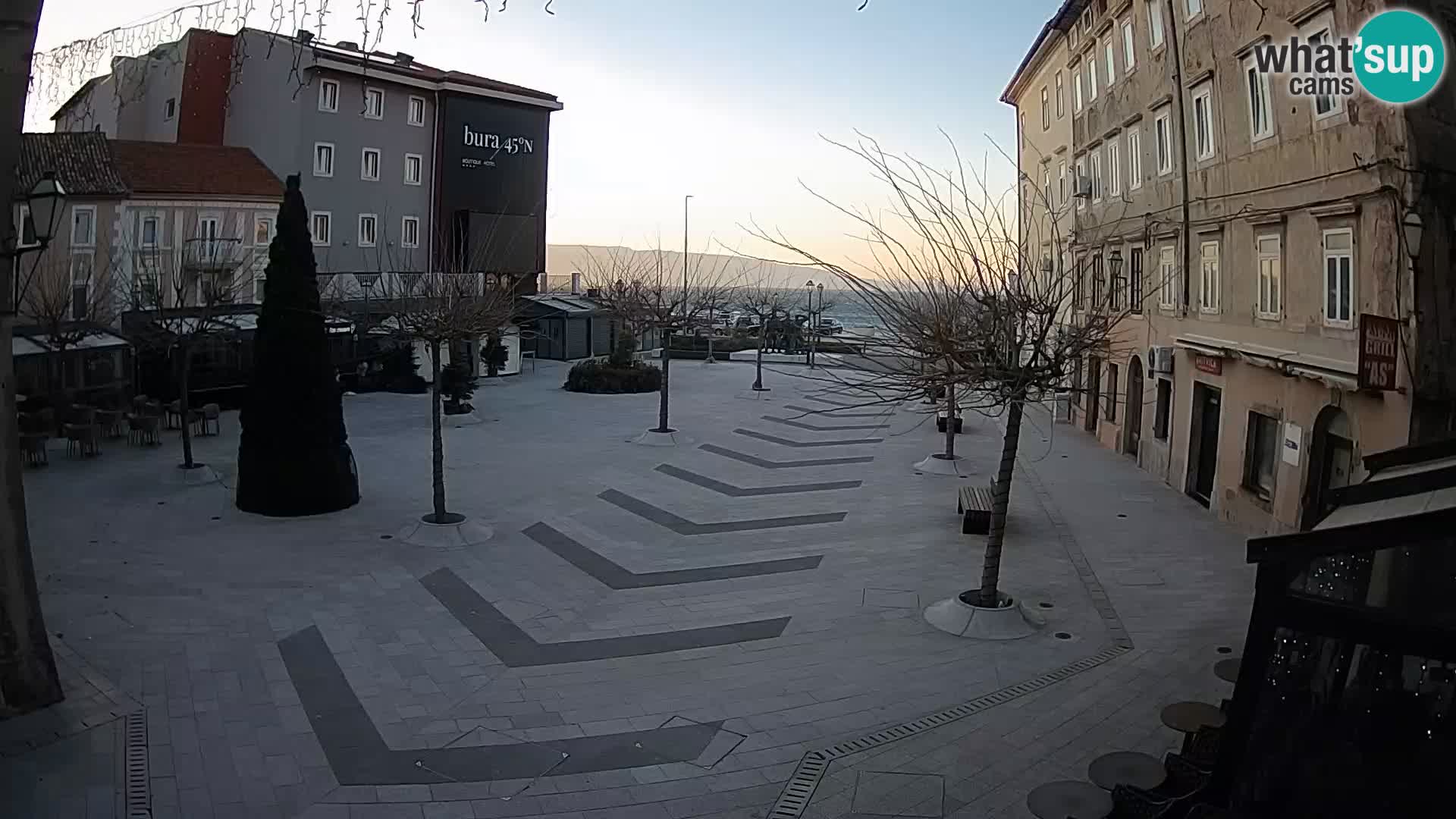 Centar grada Senja – Pavlinski trg – web kamere Dalmacija