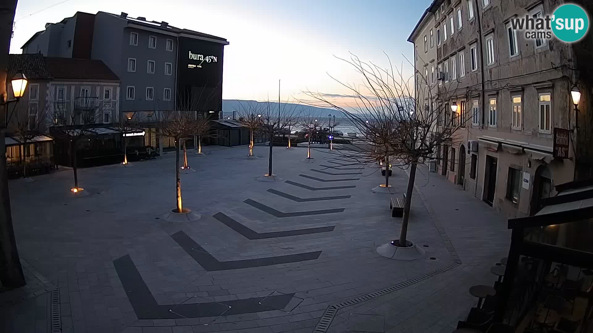 Centar grada Senja – Pavlinski trg – web kamere Dalmacija