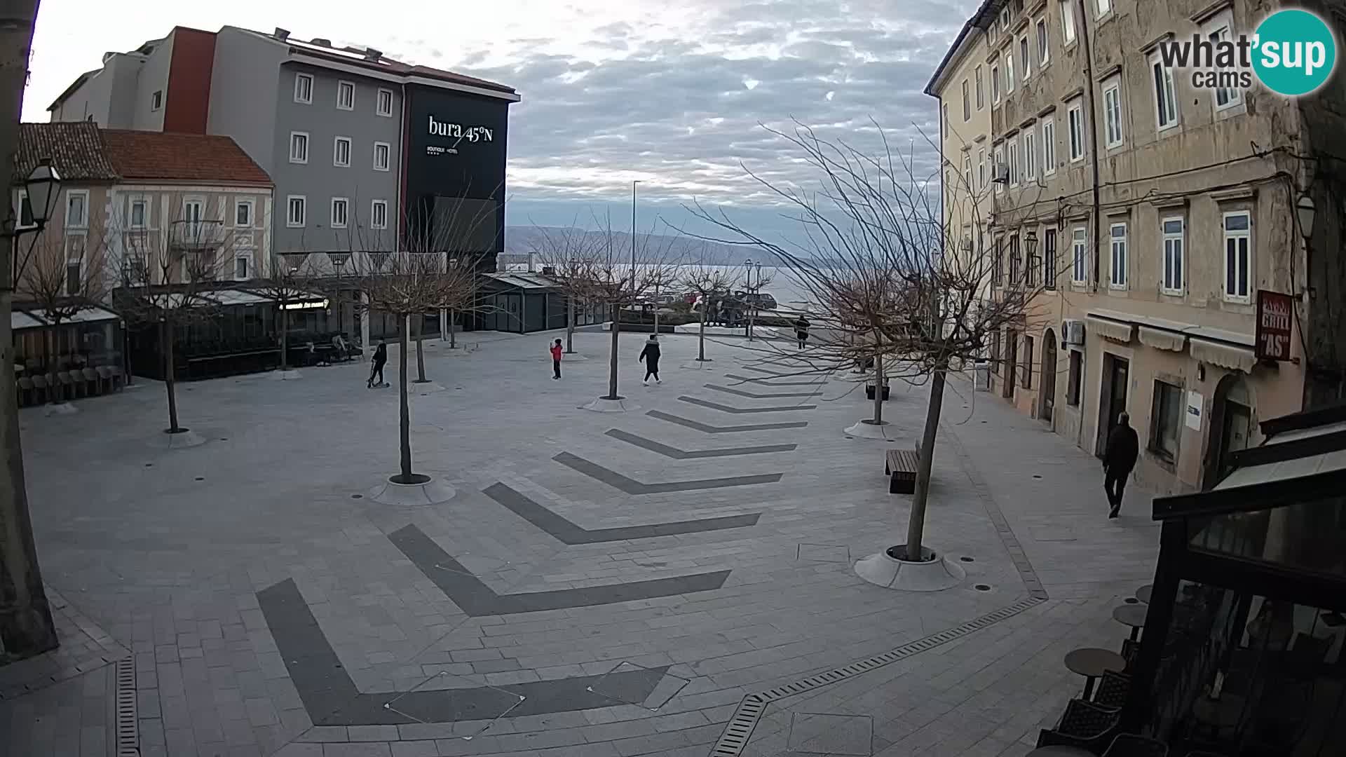 Centar grada Senja – Pavlinski trg – web kamere Dalmacija