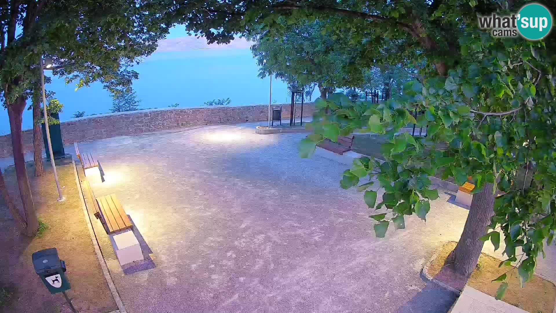 Spletna kamera Senj v živo – Park pisateljev in Velebitski kanal
