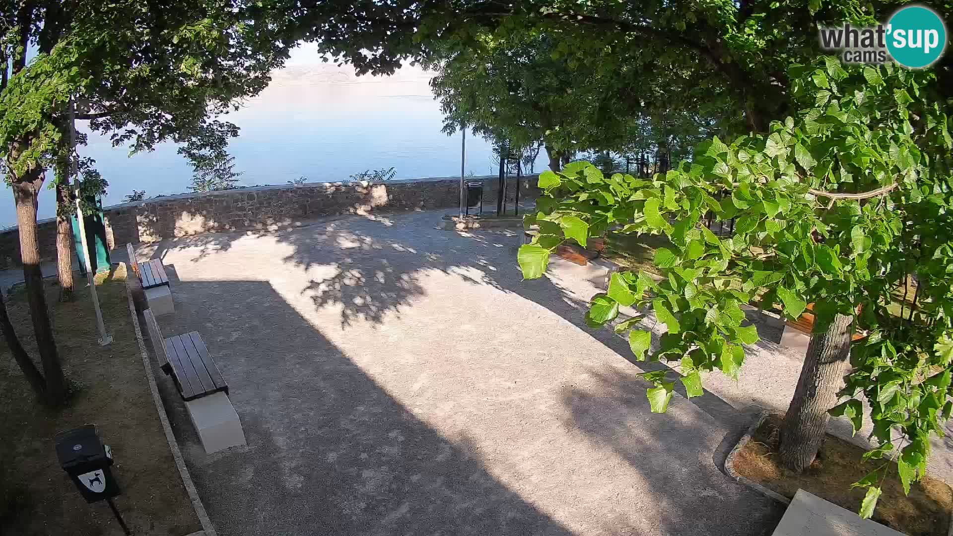 Spletna kamera Senj v živo – Park pisateljev in Velebitski kanal