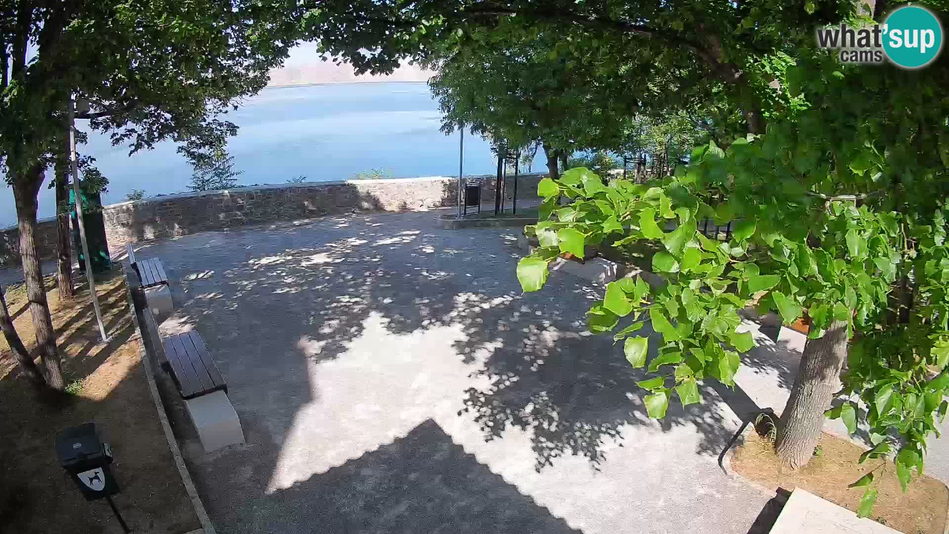 Spletna kamera Senj v živo – Park pisateljev in Velebitski kanal