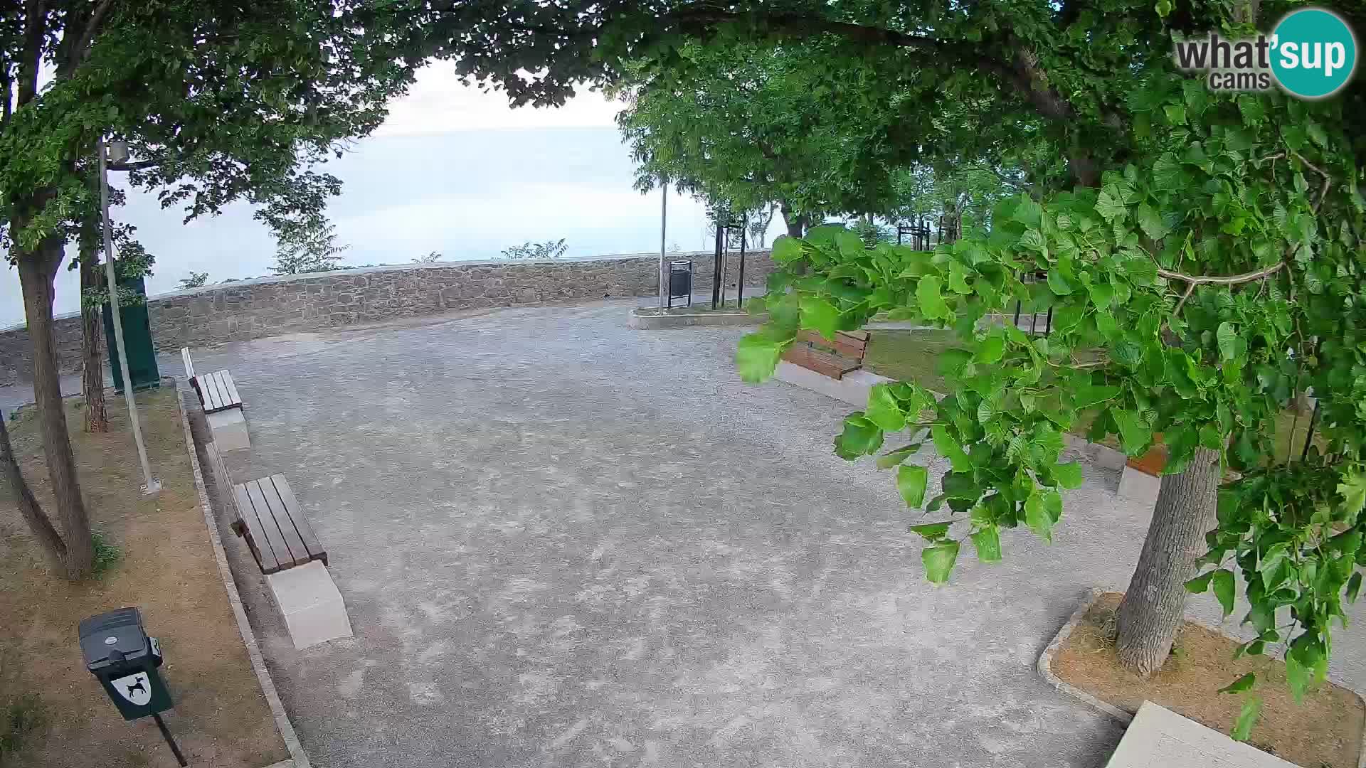 Spletna kamera Senj v živo – Park pisateljev in Velebitski kanal