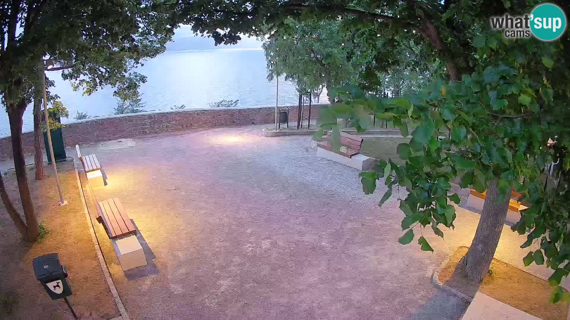Spletna kamera Senj v živo – Park pisateljev in Velebitski kanal