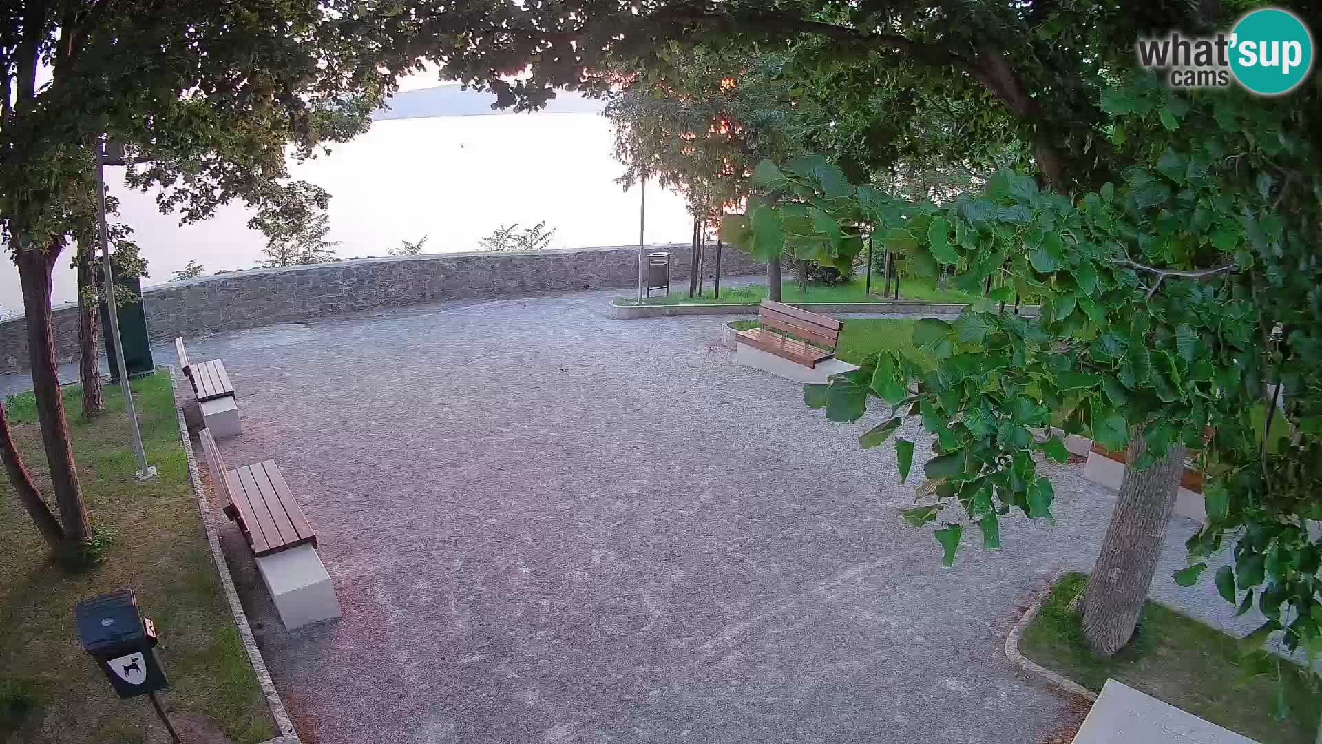Spletna kamera Senj v živo – Park pisateljev in Velebitski kanal