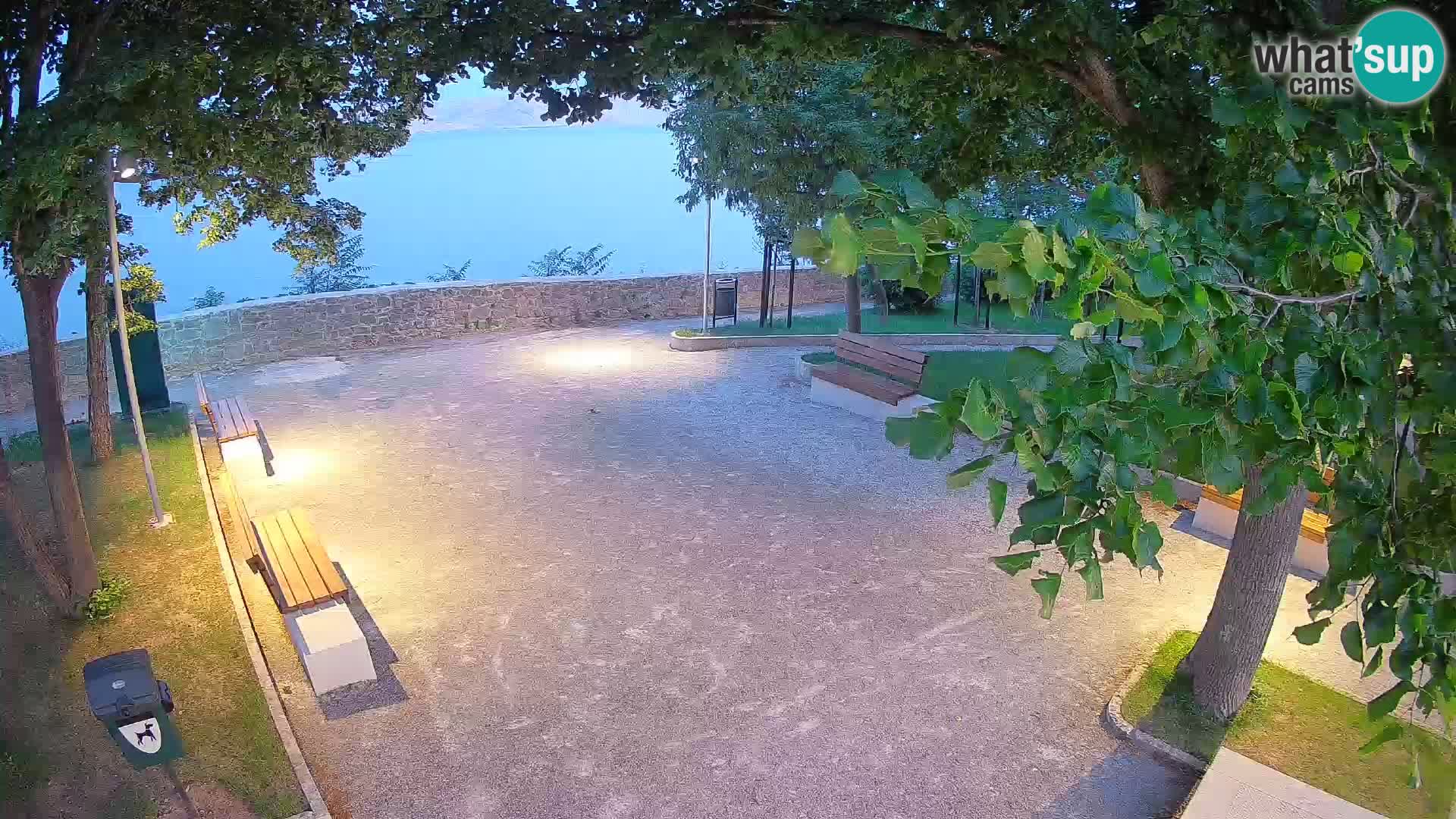 Spletna kamera Senj v živo – Park pisateljev in Velebitski kanal