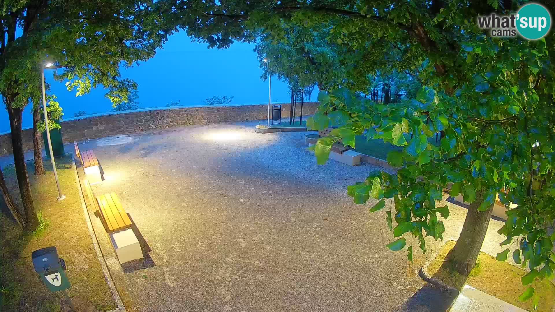 Spletna kamera Senj v živo – Park pisateljev in Velebitski kanal