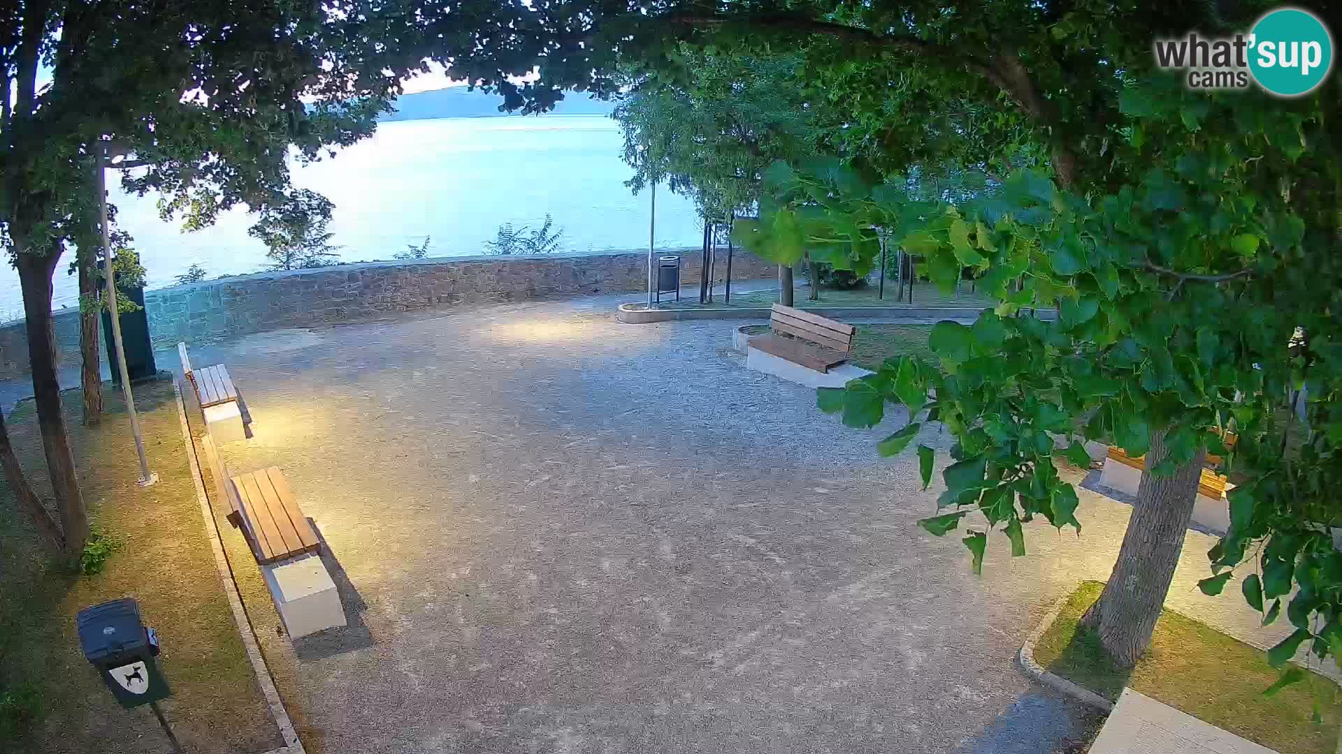 Spletna kamera Senj v živo – Park pisateljev in Velebitski kanal