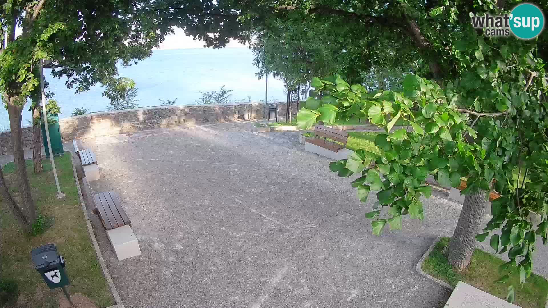 Spletna kamera Senj v živo – Park pisateljev in Velebitski kanal