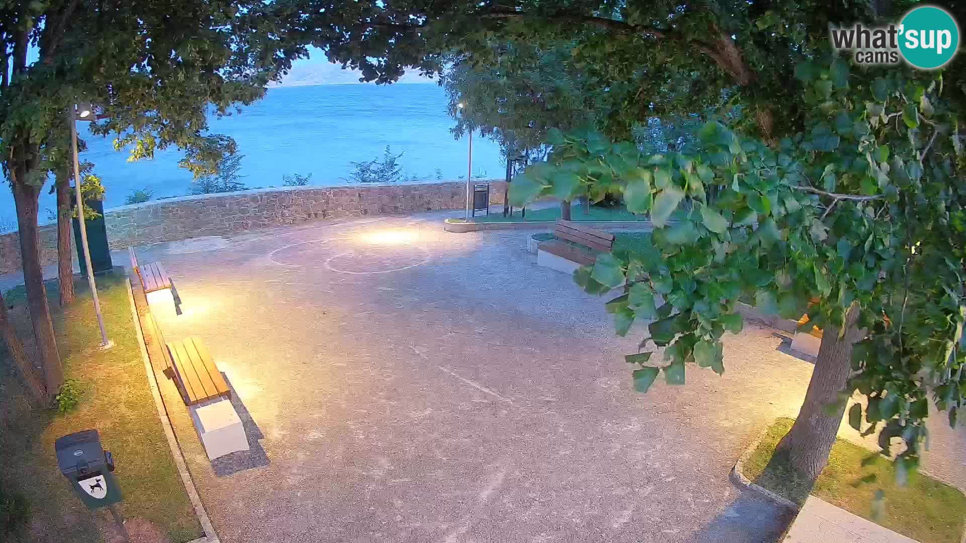 Spletna kamera Senj v živo – Park pisateljev in Velebitski kanal