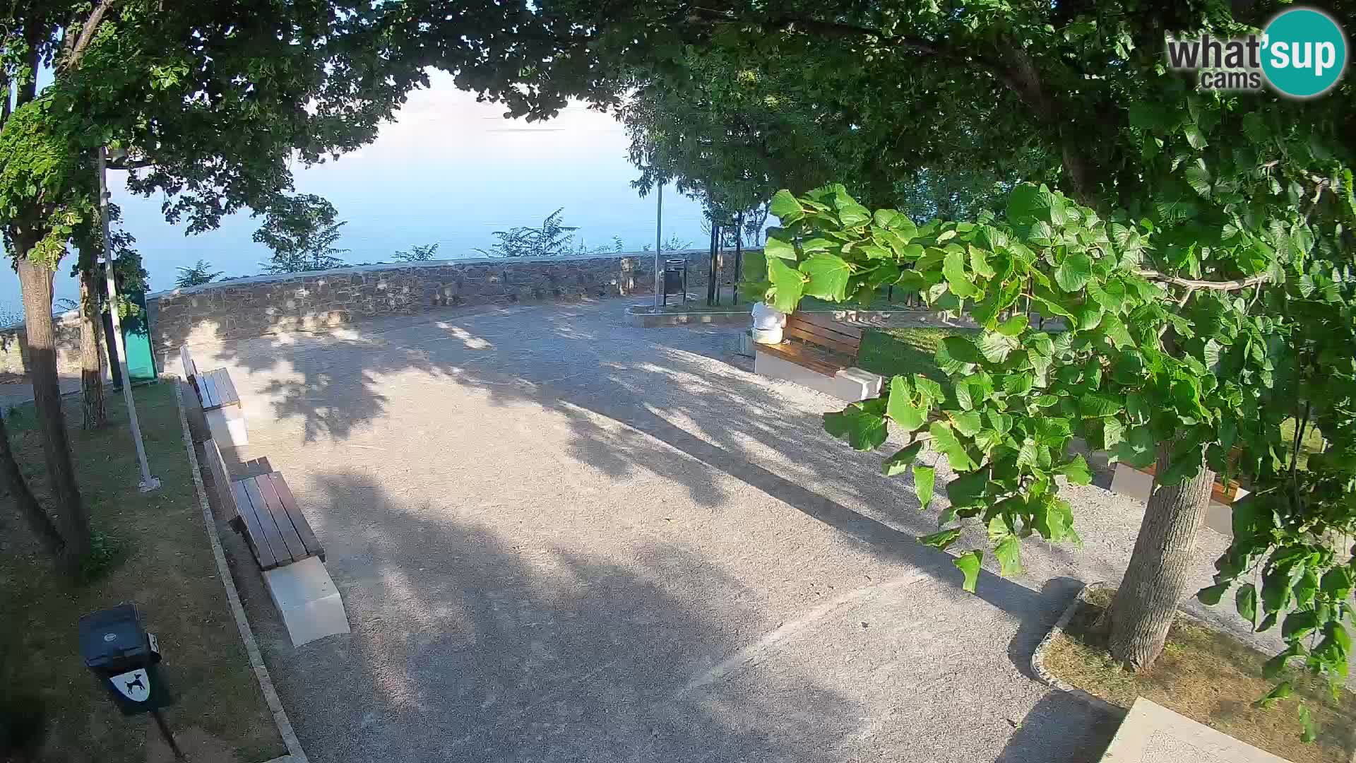 Spletna kamera Senj v živo – Park pisateljev in Velebitski kanal