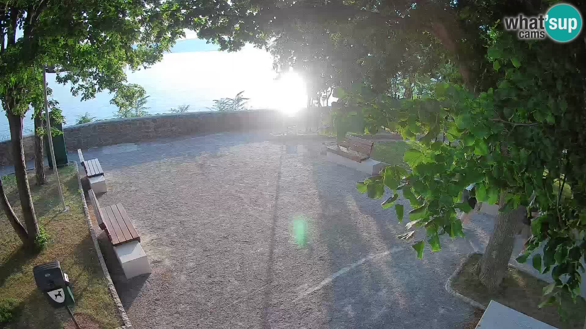 Spletna kamera Senj v živo – Park pisateljev in Velebitski kanal