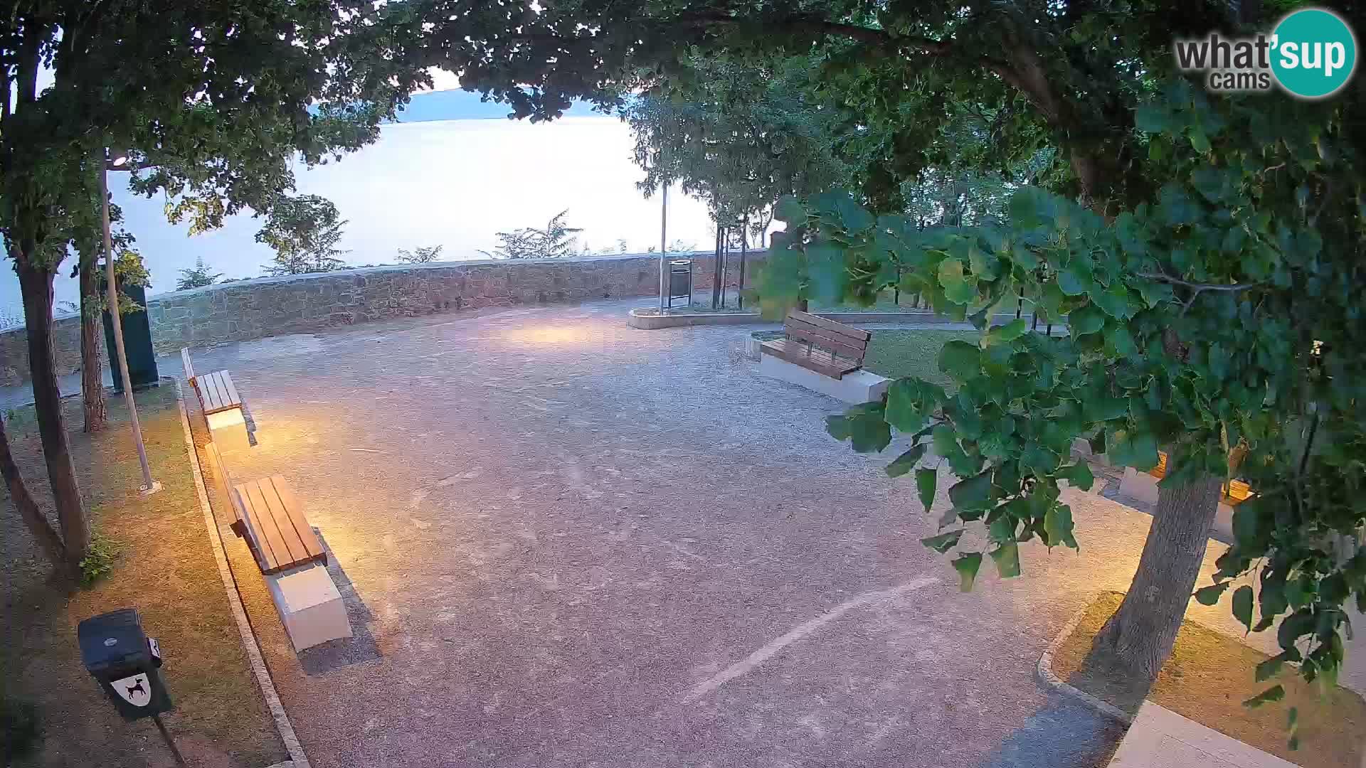 Spletna kamera Senj v živo – Park pisateljev in Velebitski kanal