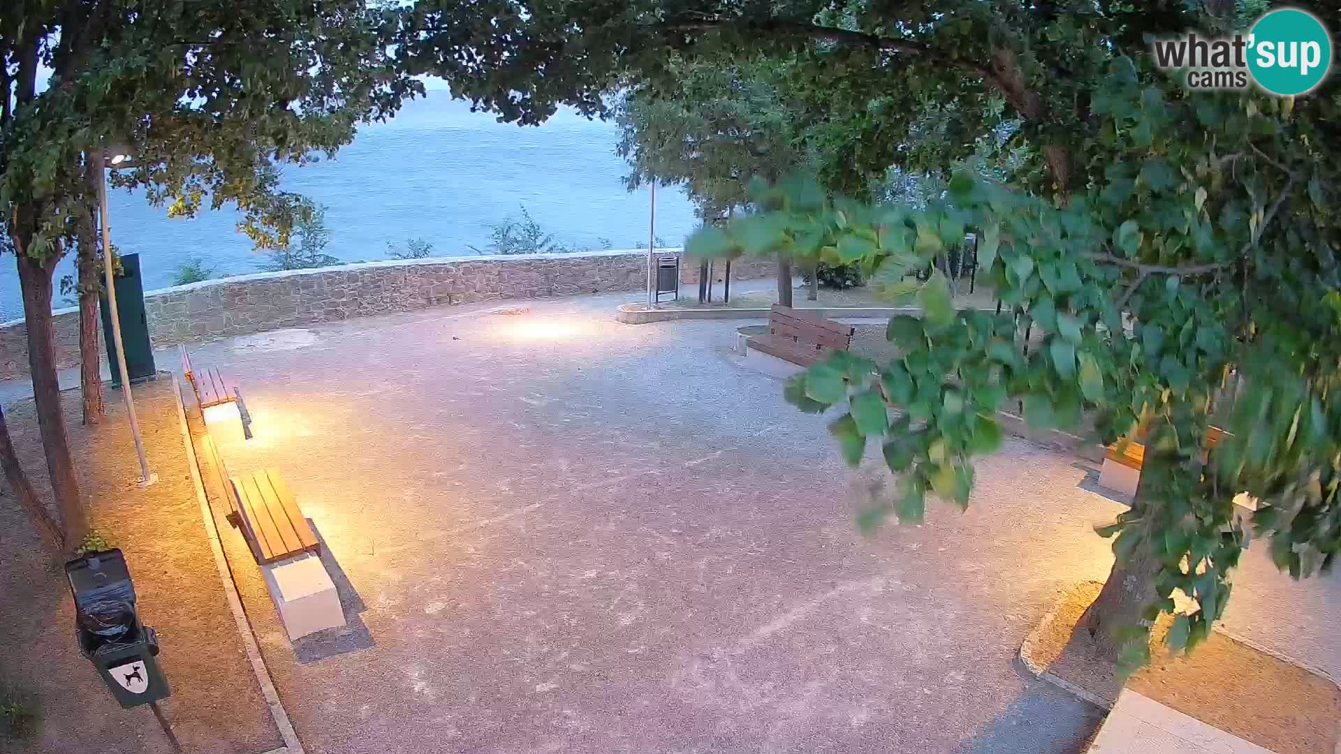 Spletna kamera Senj v živo – Park pisateljev in Velebitski kanal