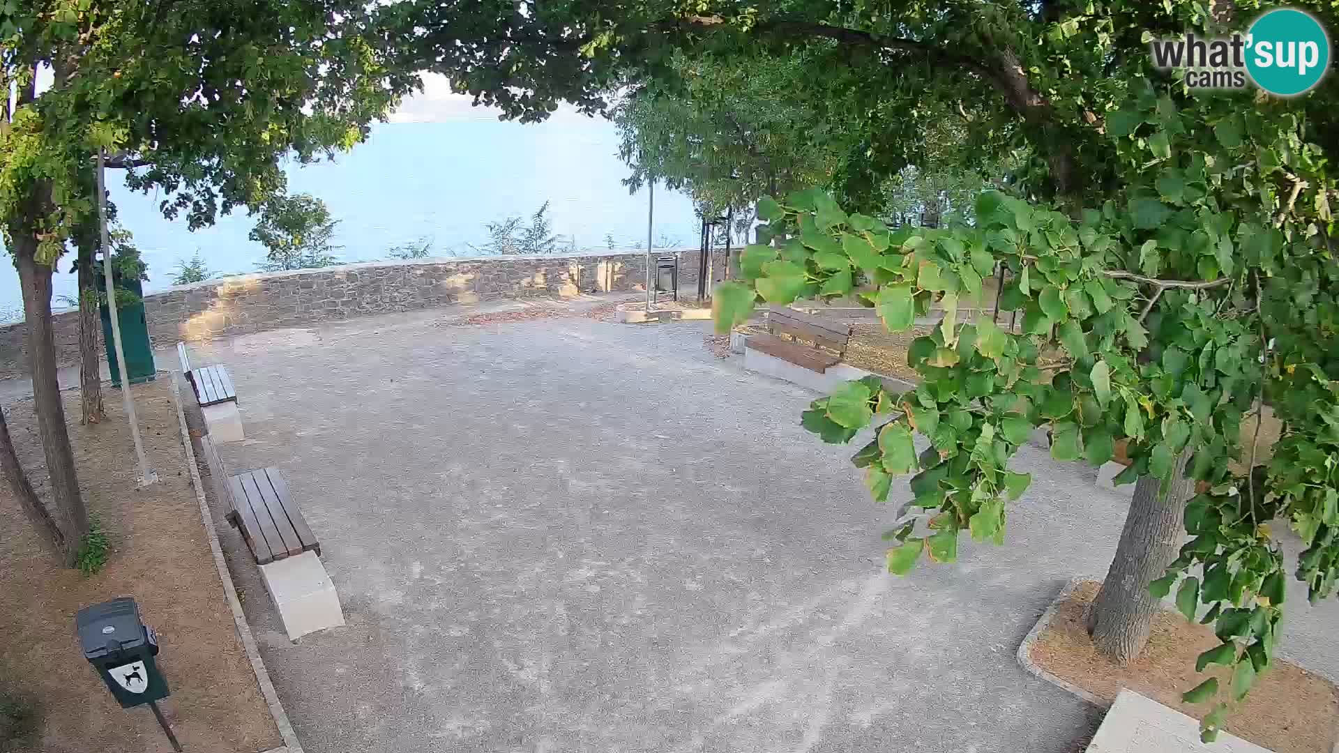 Spletna kamera Senj v živo – Park pisateljev in Velebitski kanal