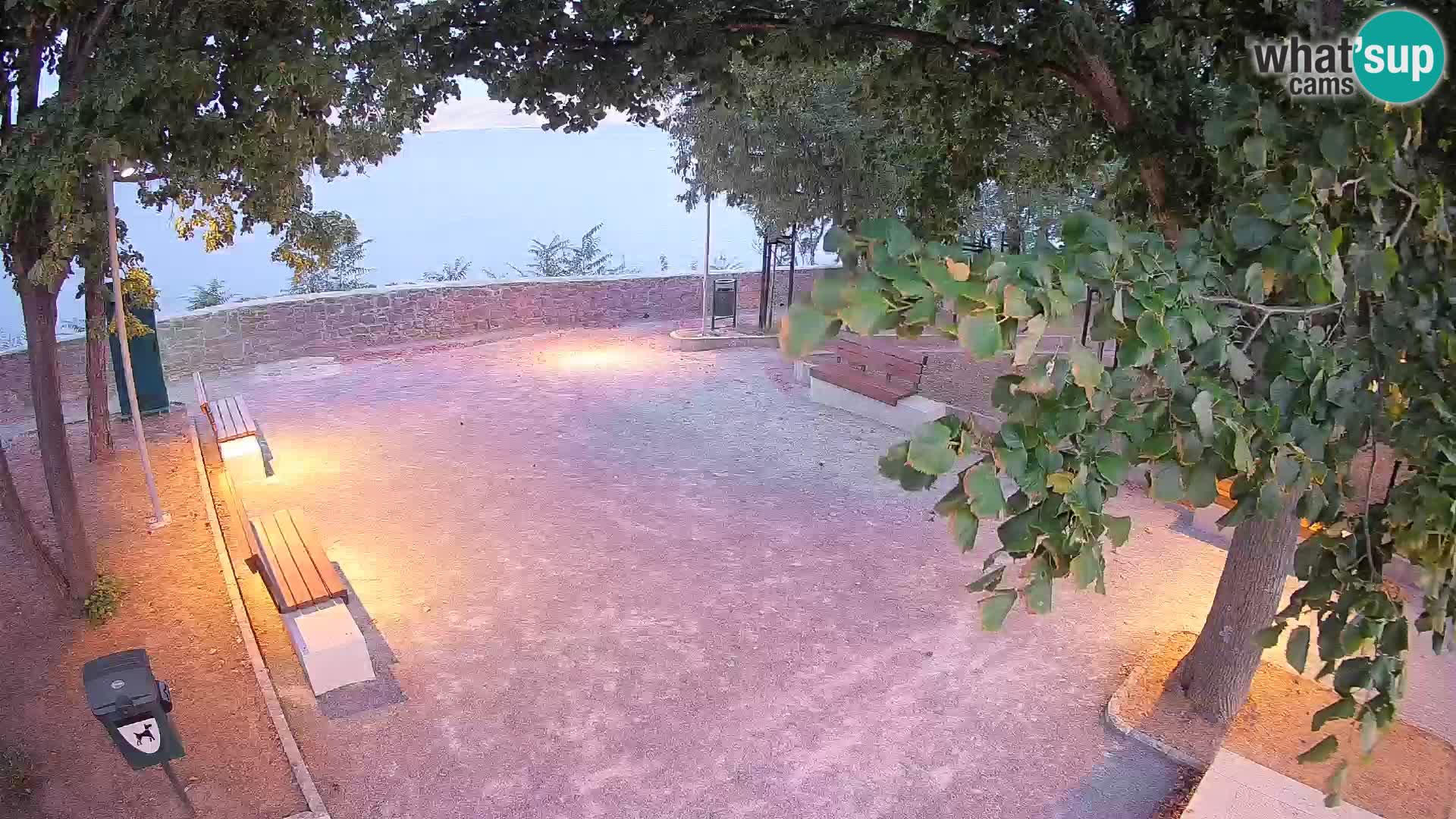 Kamera uživo Senj – Park književnika i Velebitski kanal