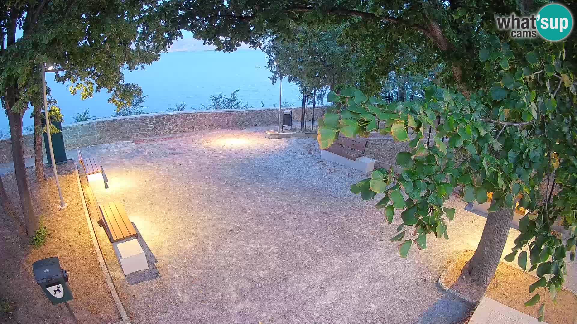 Spletna kamera Senj v živo – Park pisateljev in Velebitski kanal