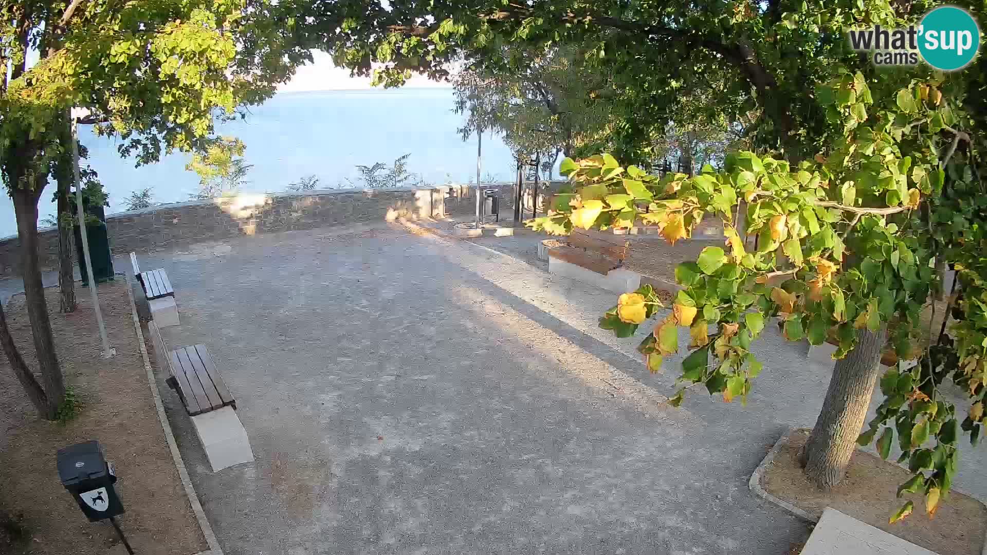 Spletna kamera Senj v živo – Park pisateljev in Velebitski kanal