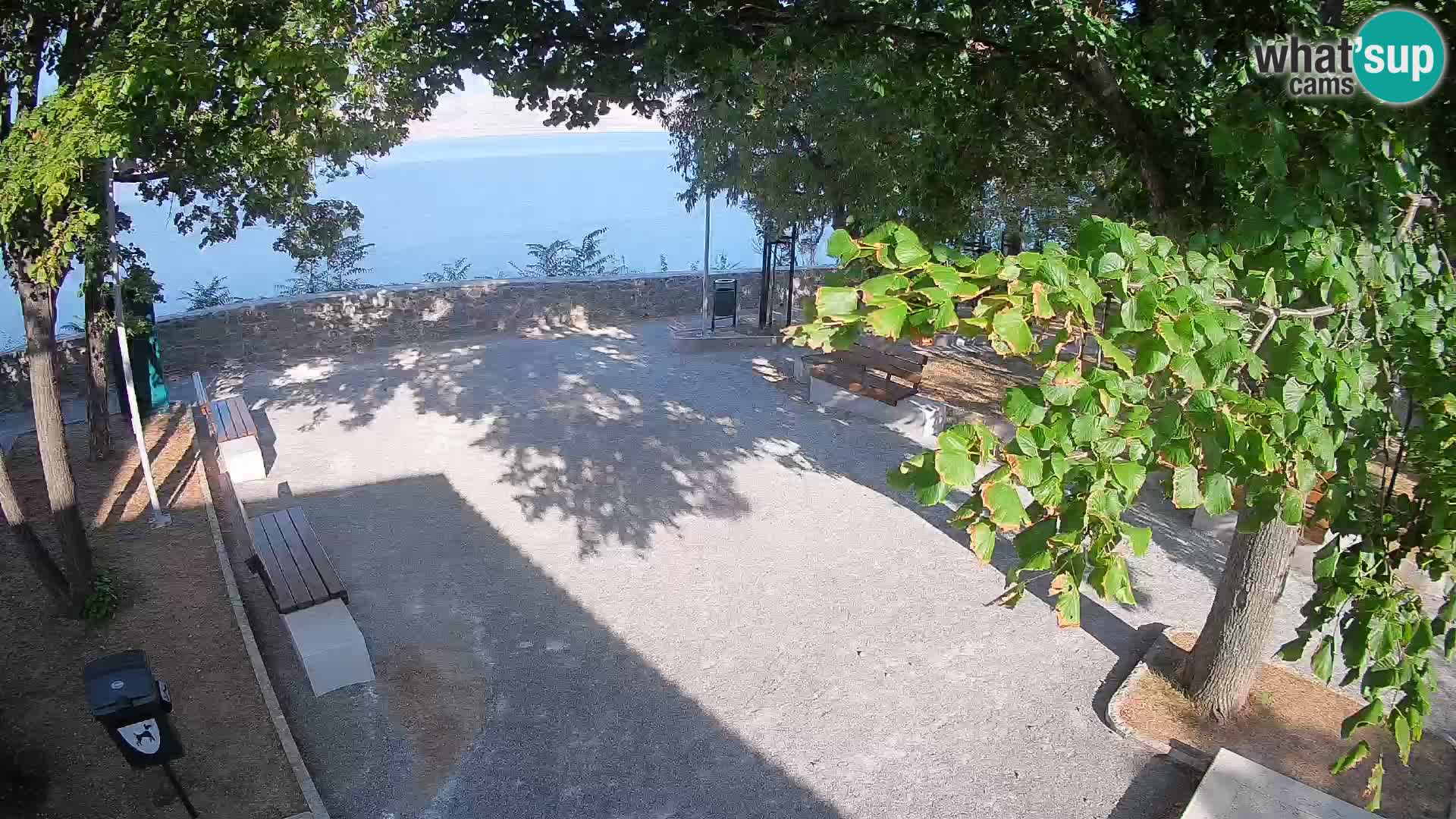 Spletna kamera Senj v živo – Park pisateljev in Velebitski kanal